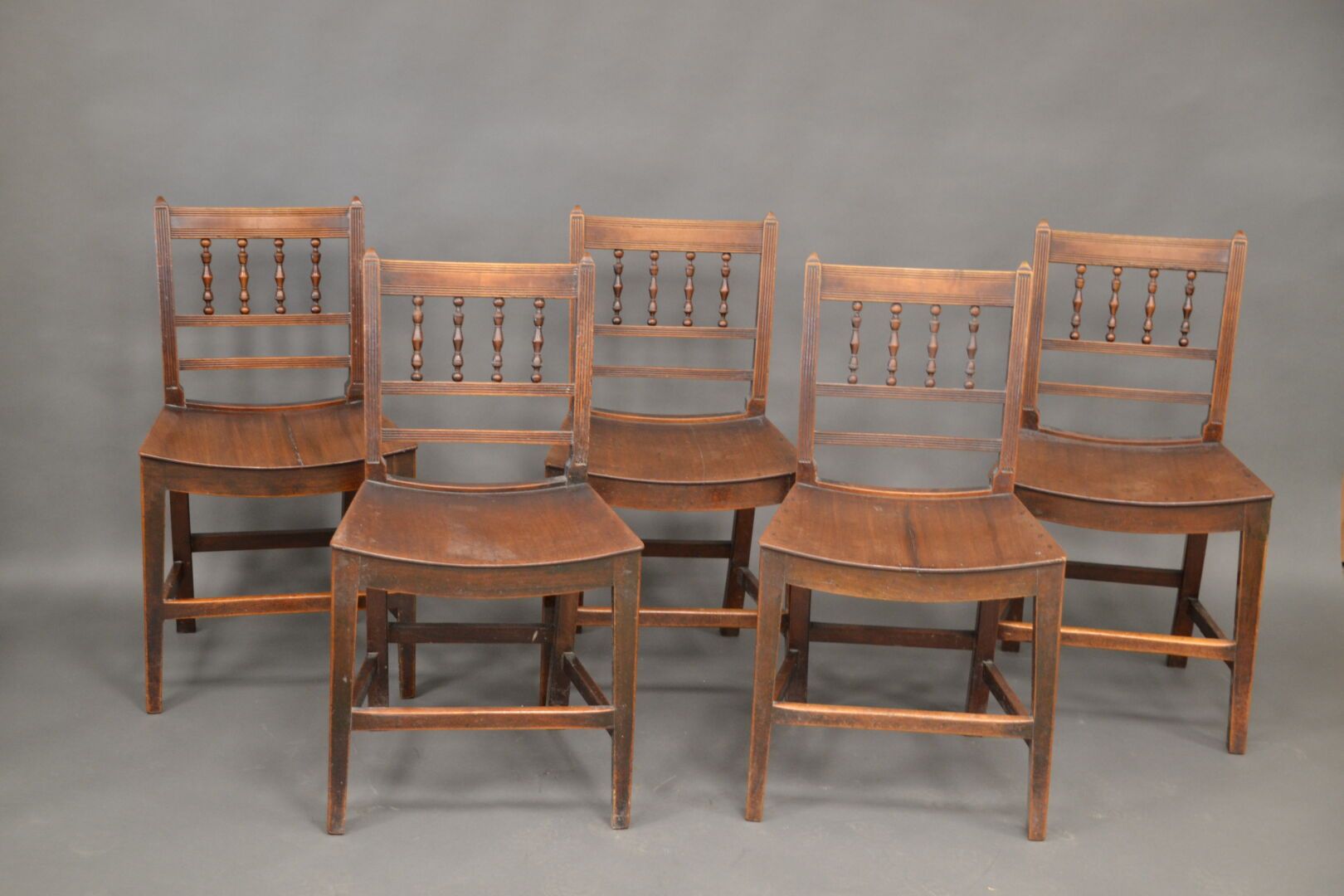 Null 一套五把桃花心木椅子，木质座椅，带状椅背。英格兰，十九世纪。83 厘米，宽 38 厘米，长 47 厘米。