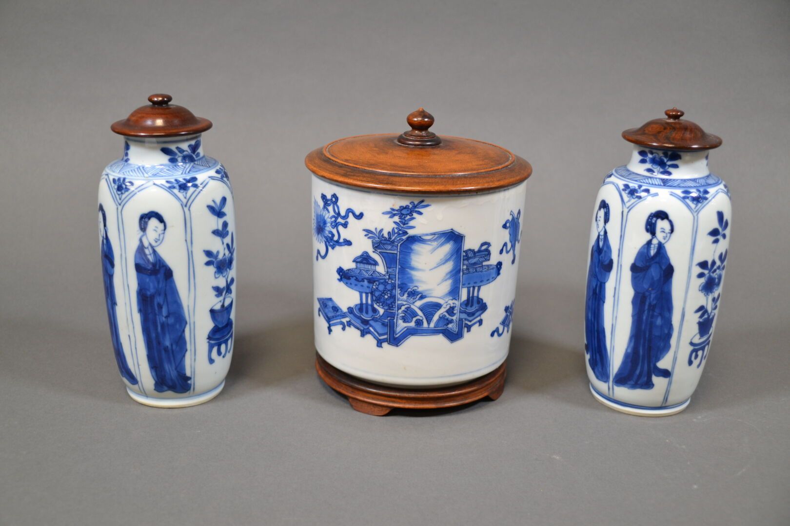 Null 中国，康熙时期 
一套青花瓷器，包括两个长方形小花瓶，饰以花瓣形图案，表现女性和花卉，底有 "玉 "款；以及一个盖罐，饰以活动器物
H.17 厘米和 &hellip;