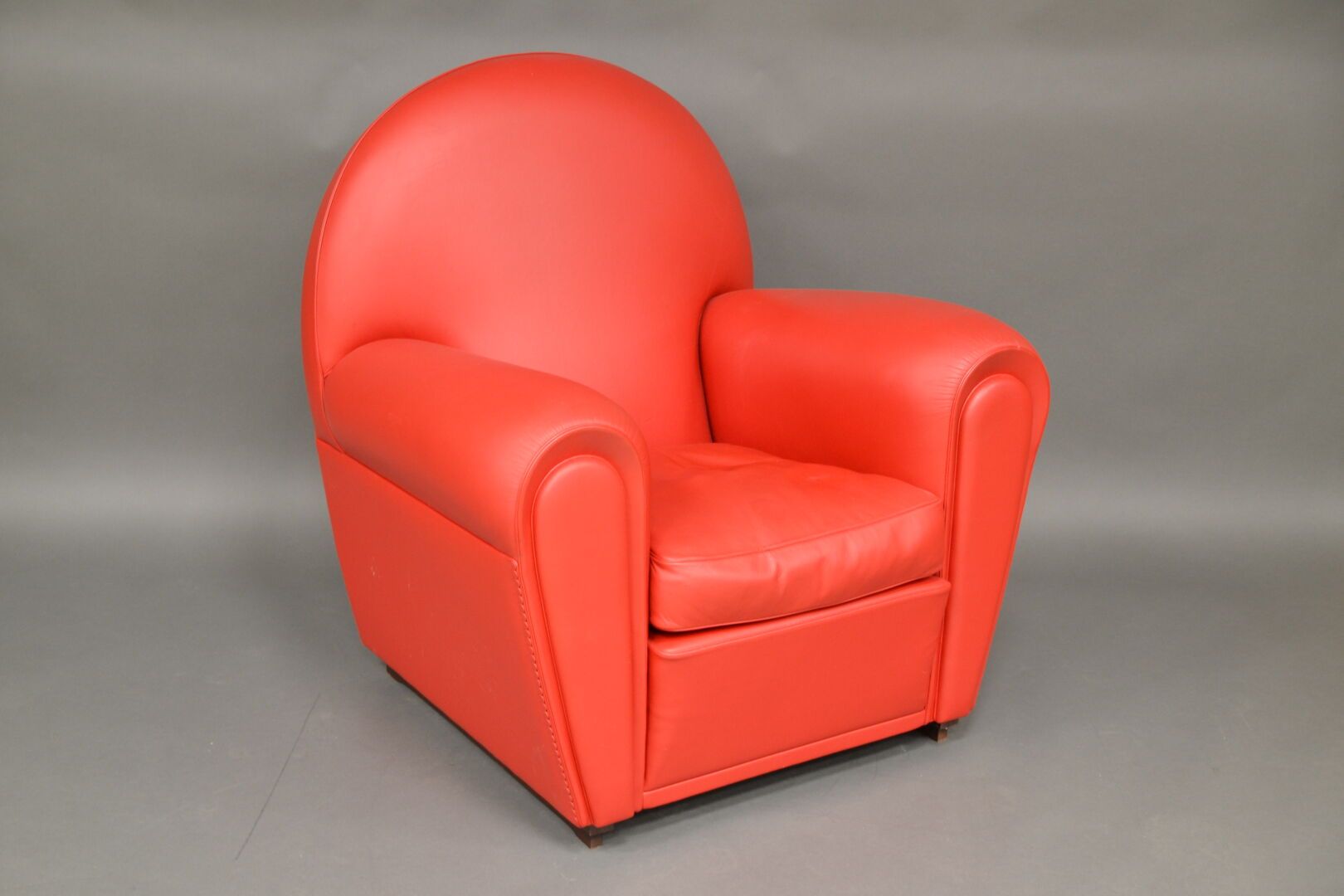 Null POLTRONA FRAU. Vanity Fair model. Club armchair upholstered in red leather.
