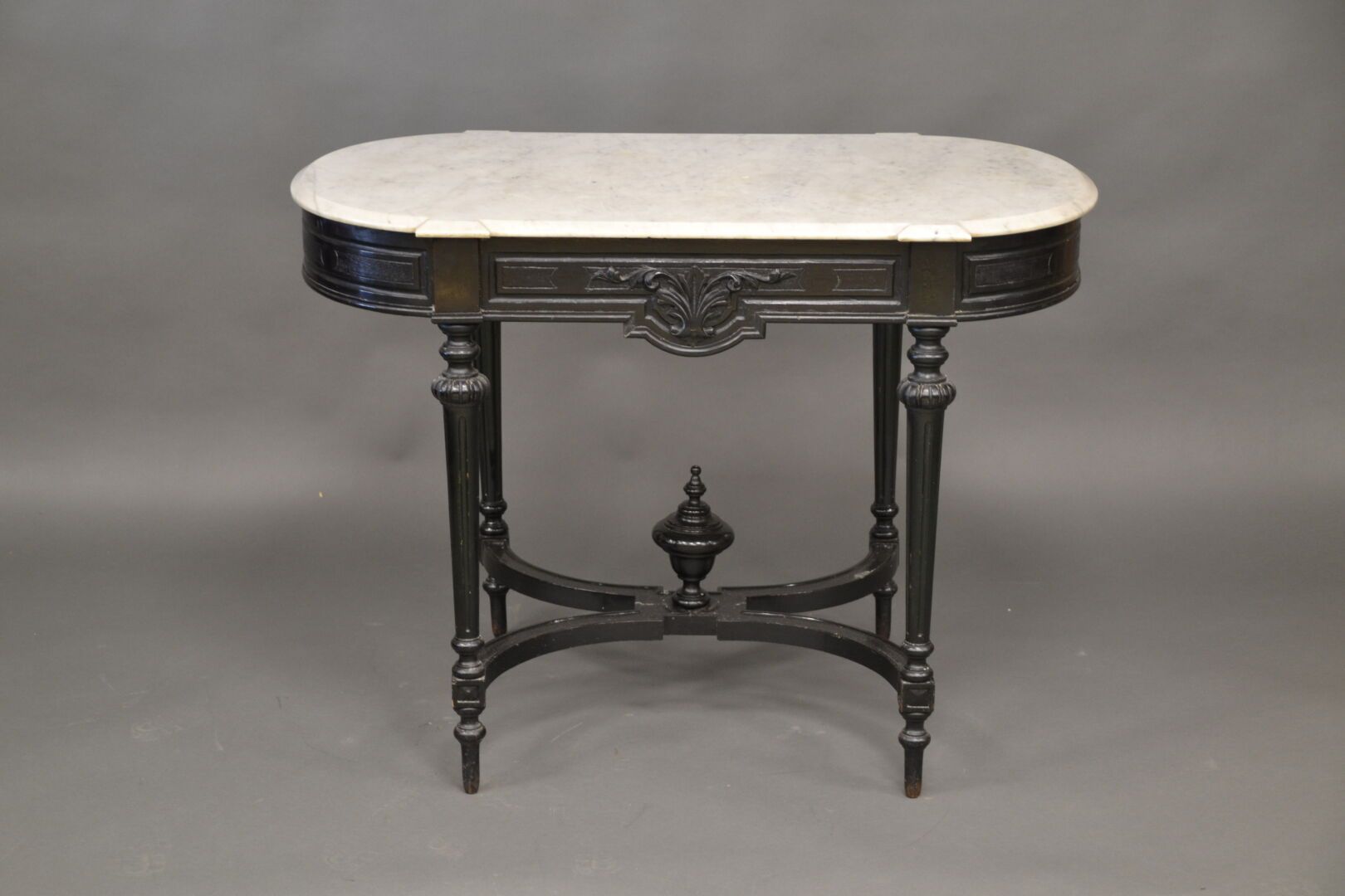 Null 路易十六风格的黑化木中桌，雕刻腰带，锥形桌腿由支架连接，白色大理石桌面。高 77 厘米，宽 105 厘米，长 62.5 厘米。77 厘米，宽 105 &hellip;