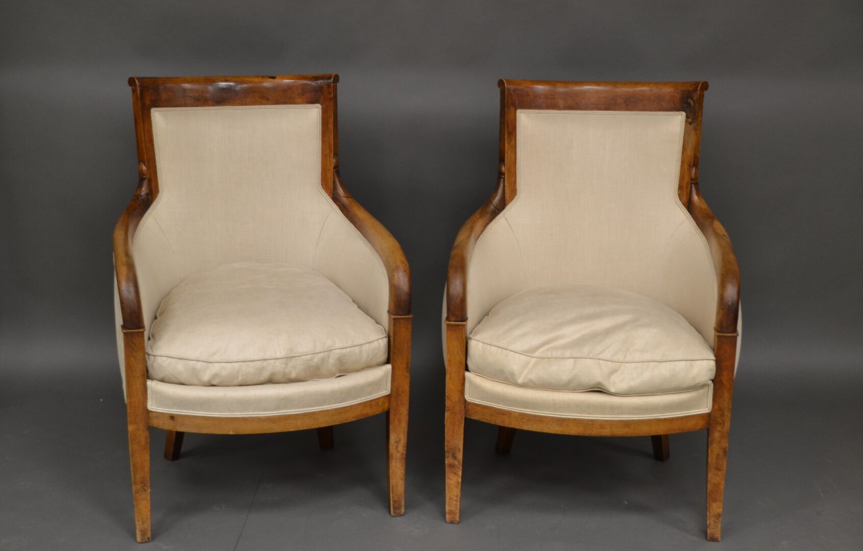 Null 一对胡桃木扶手椅，剑腿。领事馆时期。 
H.高 97 厘米，宽 74 厘米，长 67 厘米
