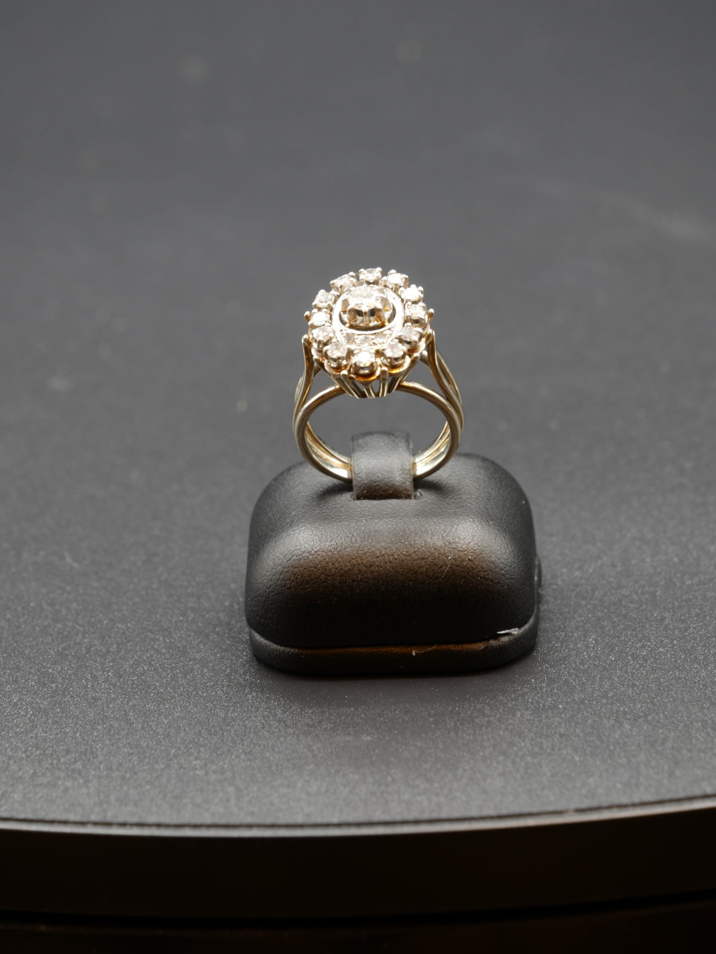 Null 
一枚白金戒指，在双层钻石边框中镶有一颗爪形钻石。TDD：47.5。毛重：8.20克