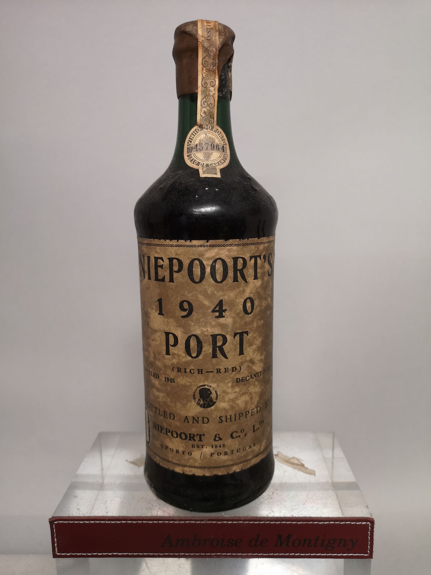1 bouteille PORTO NIEPOORT "Garrafeir" 1940. 
Mis en en vieillissement prolongé &hellip;