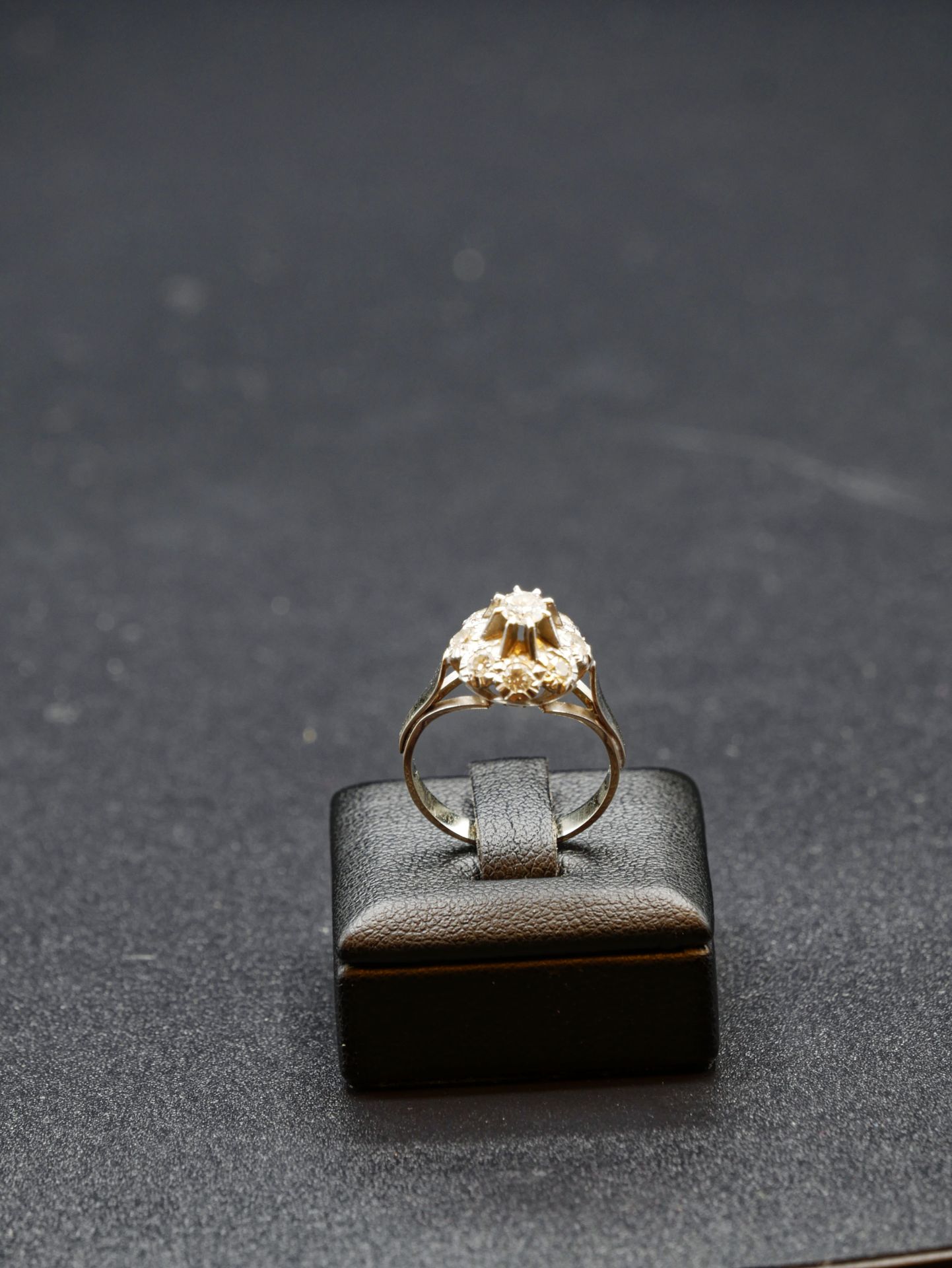 Null 
Ein Ring aus Weißgold, besetzt mit einem zentralen Diamanten in einem Krei&hellip;