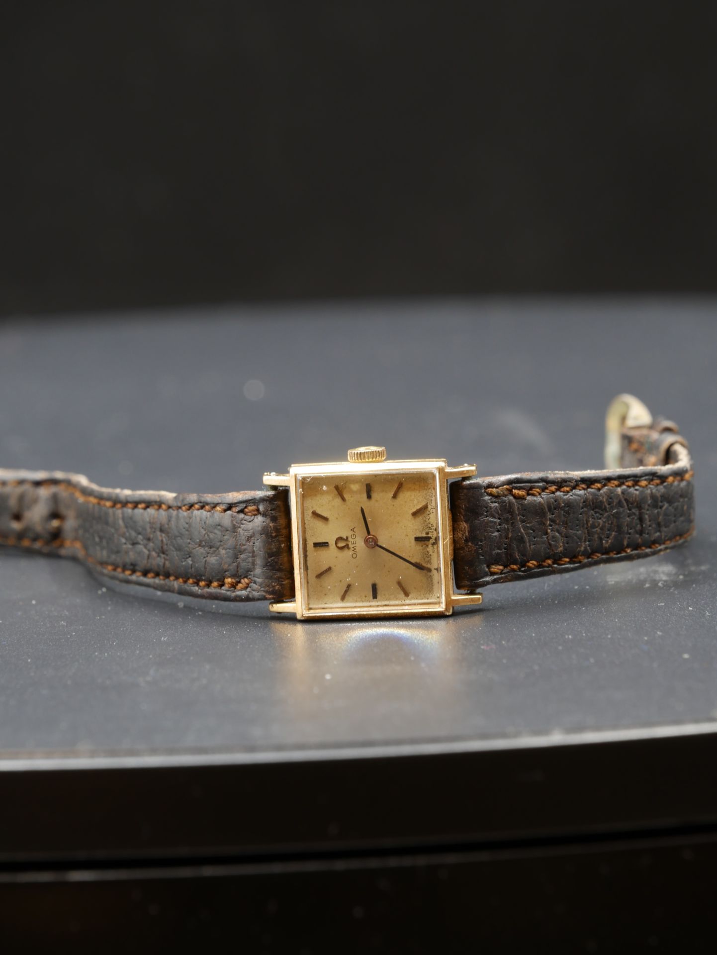 Null OMEGA, Montre bracelet de dame, boitier en or jaune. Poids brut: