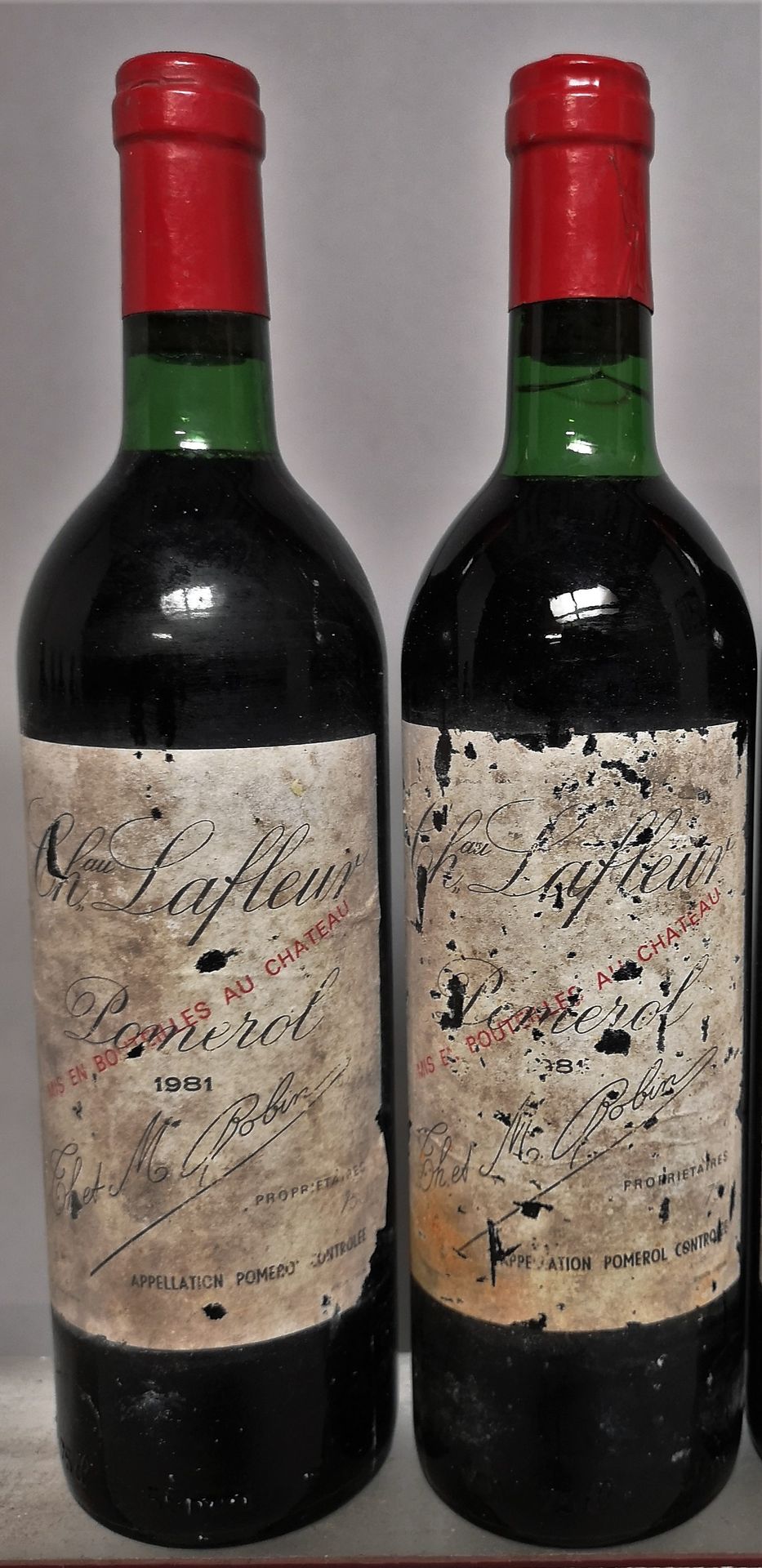 Null 
2 botellas Château LAFLEUR - Pomerol 1981. 	Etiquetas manchadas y dañadas.&hellip;