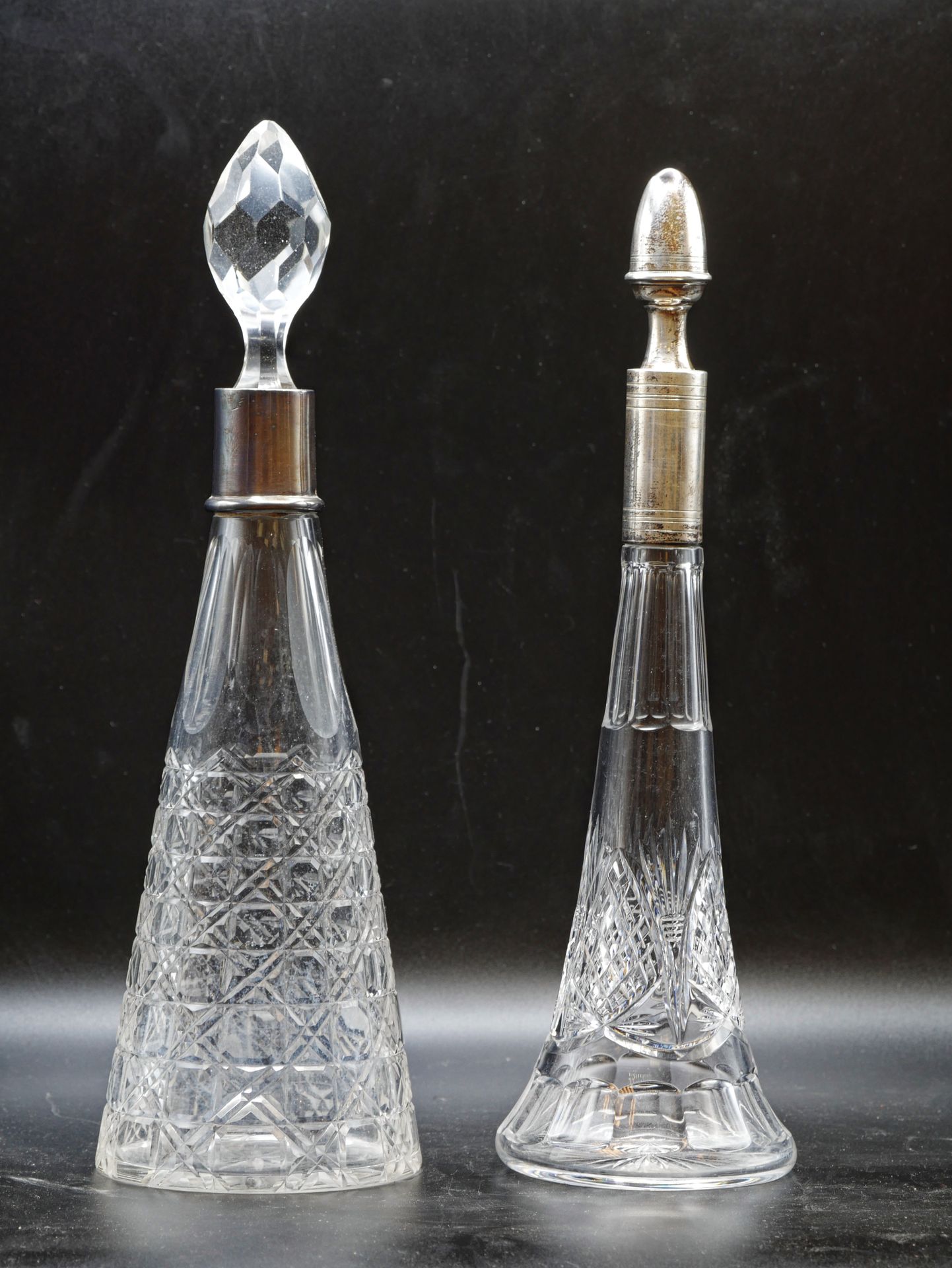 Null Ensemble de deux carafes à monture argent. Haut.: 35 et 36,5 cm On y joint &hellip;