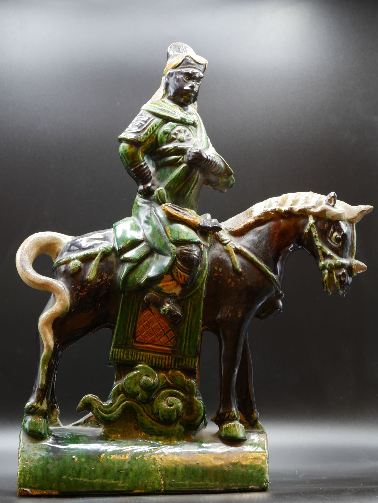 Null 
中国，明朝（1368-1644）。山脊瓦片上雕刻着一个静止的骑士。绿色、棕色、黄色和红色釉面陶土。尺寸：44.5厘米×35厘米×13厘米。裂缝。