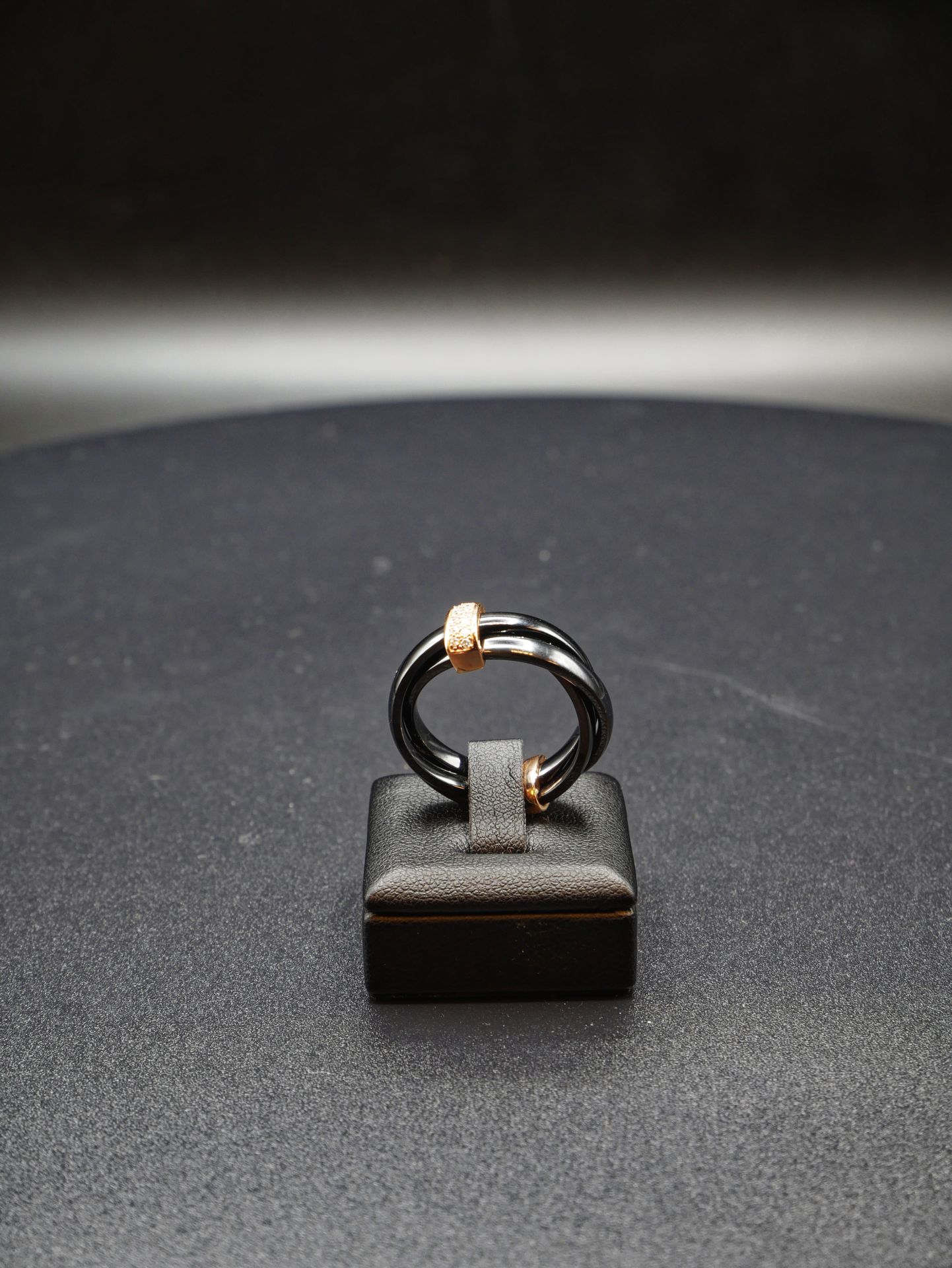 Null 
陶瓷戒指有三个环，由两个黄金附件固定，其中一个环上镶有12颗小钻石。TDD: 59