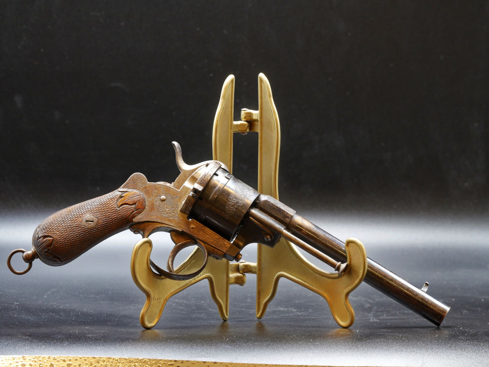 Null 
Revolver-System Lefaucheux.

Sechs Schuss, Kaliber 12 mm mit Stift.

Platt&hellip;