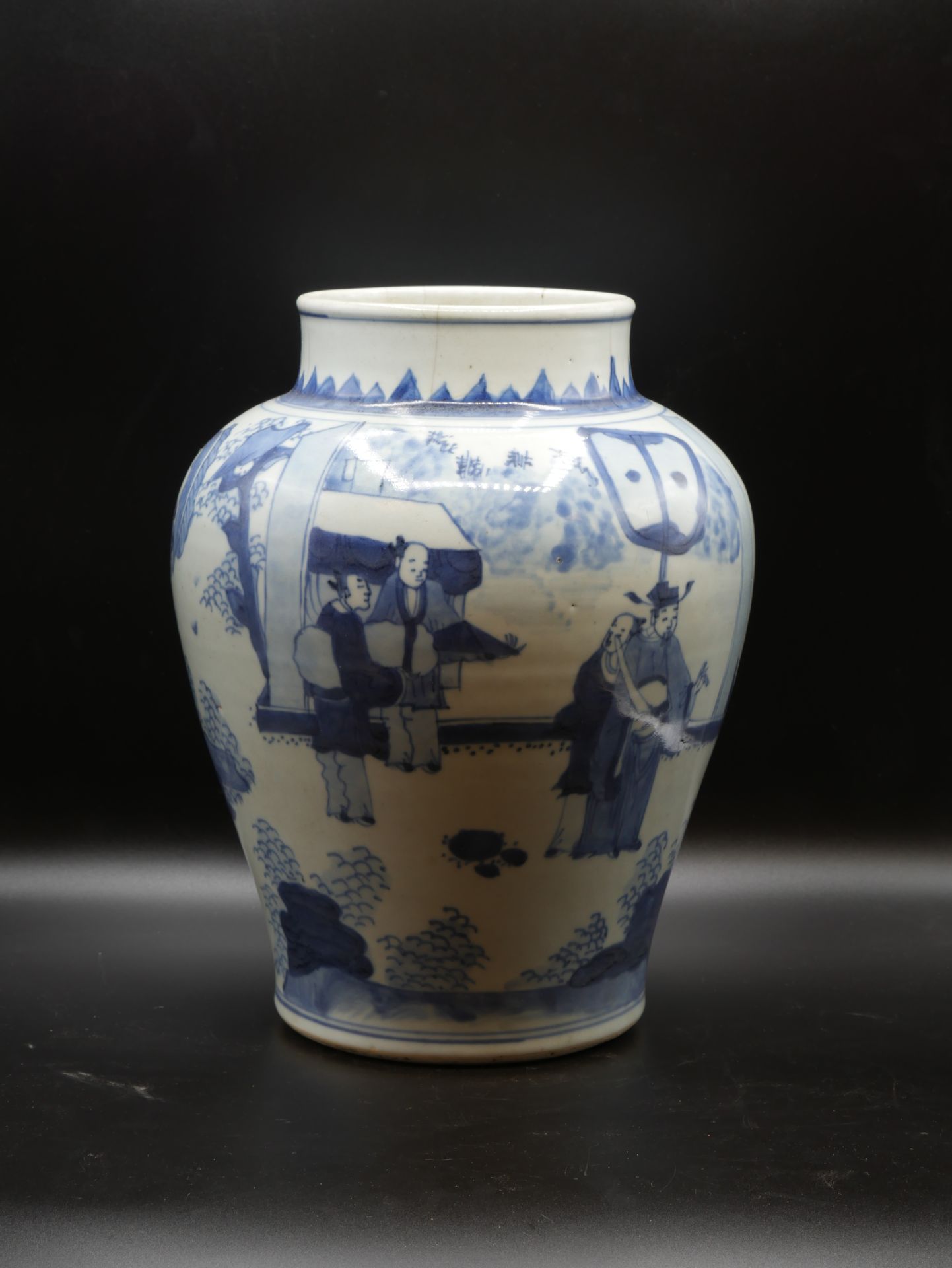 Null 
中国，17世纪。花瓶上有风景中的学者的装饰。蓝白釉瓷器。高度：31厘米。嘴唇边缘有裂缝。