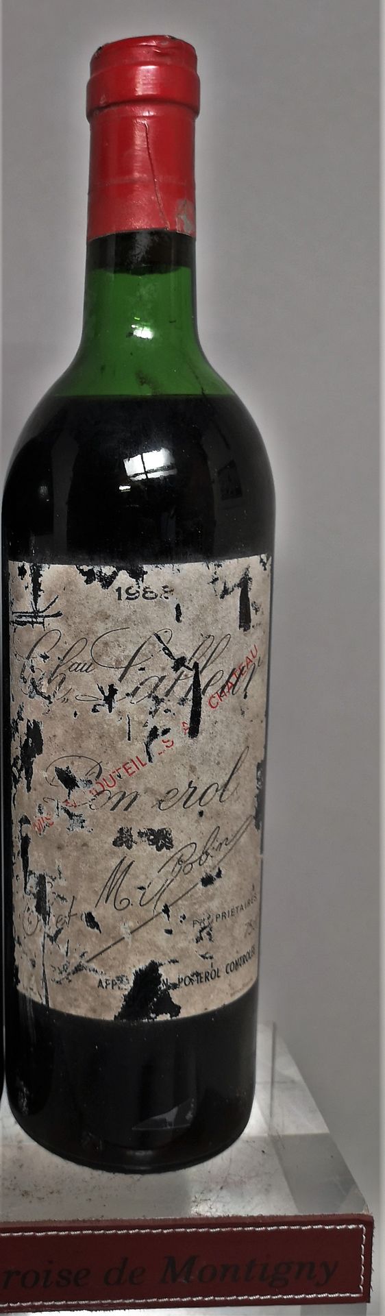 Null 
LAFLEUR酒庄1瓶 - 波美侯，1983年。 	染色和损坏的标签。中等肩部水平。胶囊轻微损坏。

指定地段出售