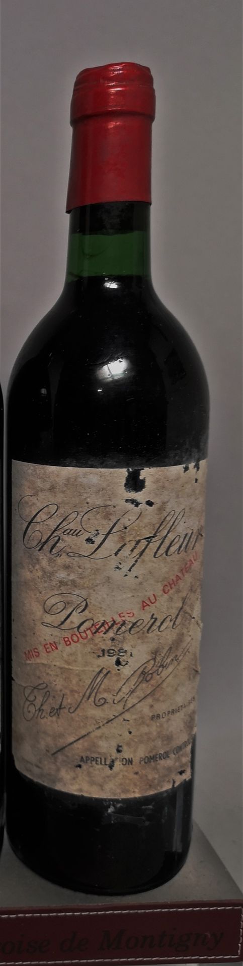 Null 
1 botella Château LAFLEUR - Pomerol, 1981. 	

Etiqueta manchada y dañada.
&hellip;