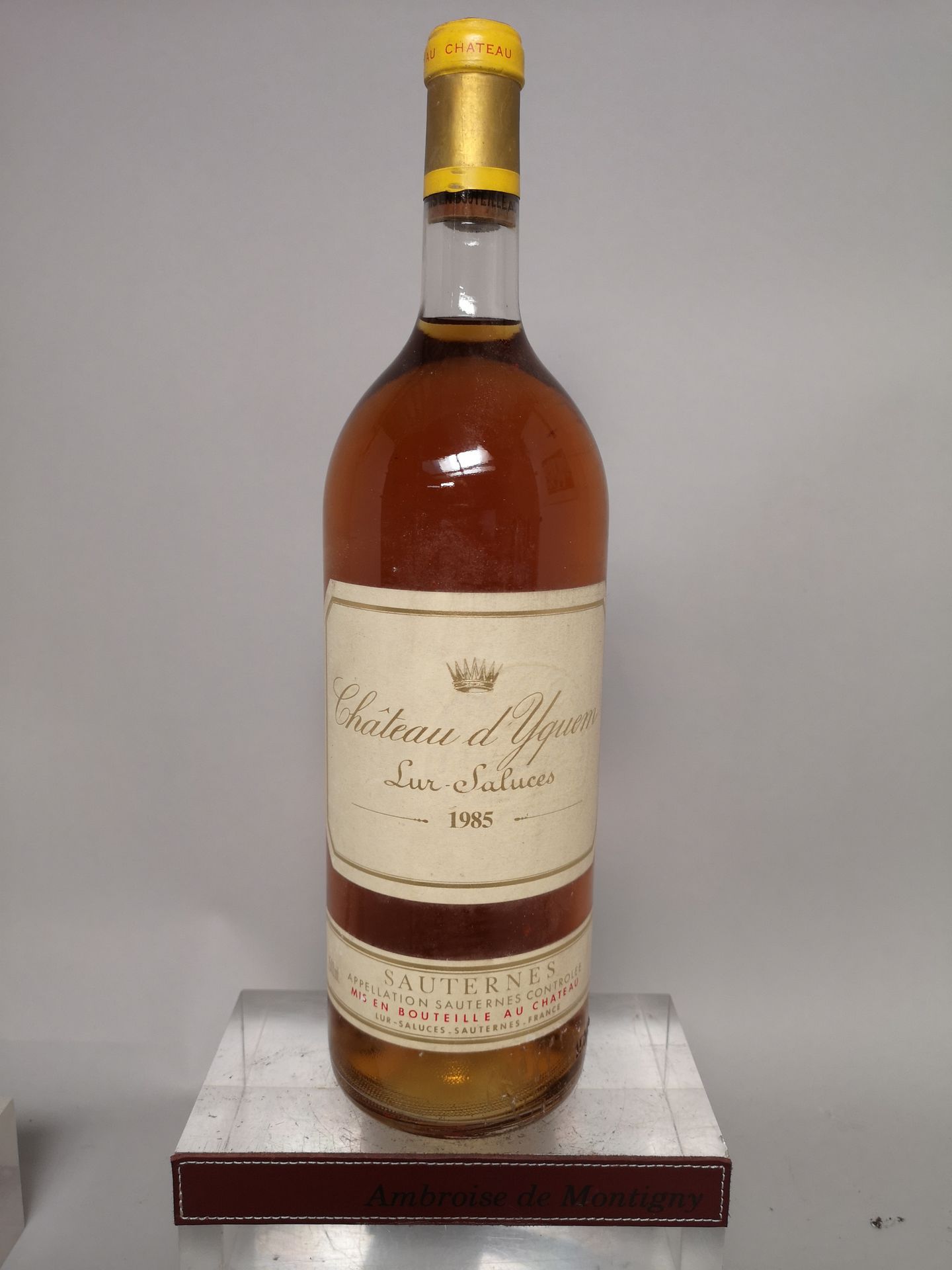 Null 
1瓶Château d'YQUEM - 1er cru supèrieur Sauternes 1985 颈部水平。胶囊轻微损坏。

指定地段出售
