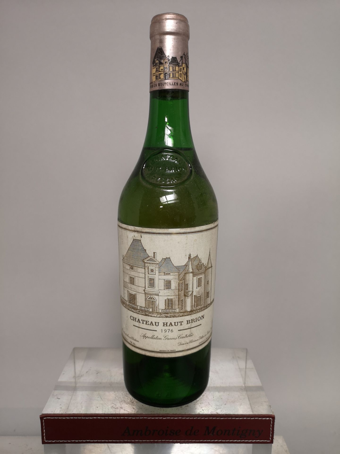 Null 
1 Flasche Château HAUT BRION - 1er Gcc Graves Blanc 1976 Etikett leicht fl&hellip;