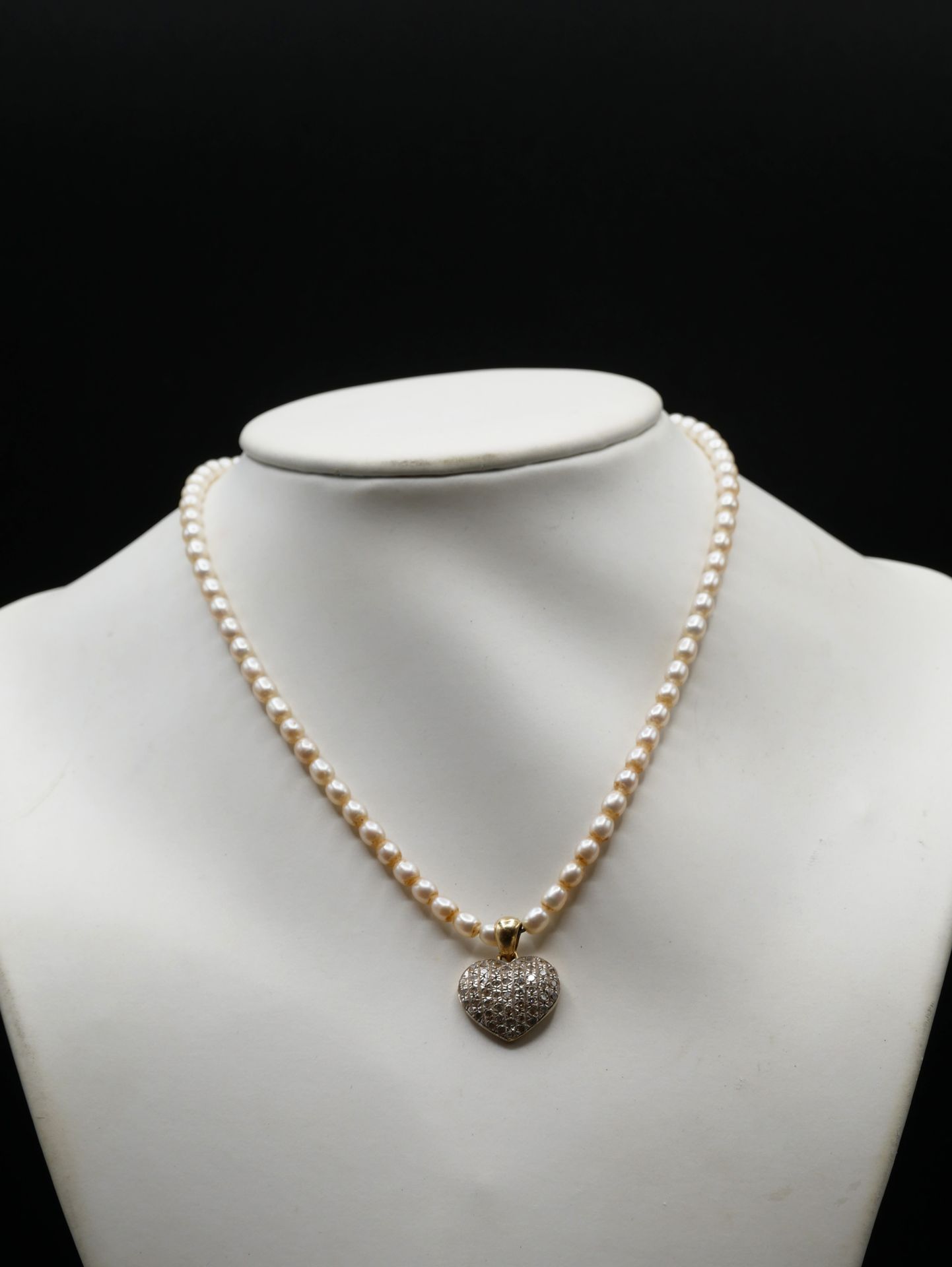 Null 
Collier en perles de forme ovale, fermoir or jaune et pendentif cœur et br&hellip;