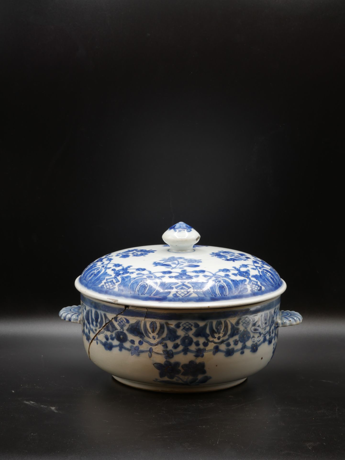 Null 
中国，19世纪，用于出口。汤杯上装饰有门楣、叶子和风格化的图案，手柄为莲花花蕾形状，把手为半玫瑰形状。白蓝色和鎏金的珐琅彩瓷器。1 8x29厘米。
&hellip;