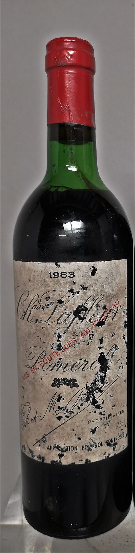 Null 
1 bottiglia Château LAFLEUR - Pomerol 1983. 	Etichetta macchiata e dannegg&hellip;
