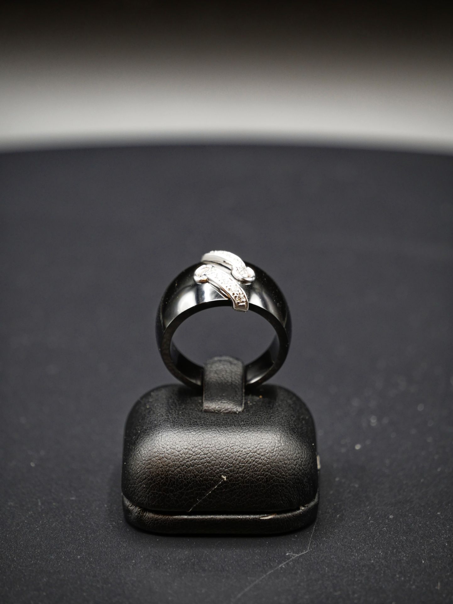 Null 
GUY LAROCHE.陶瓷和白金戒指，在两个小造型的花边上镶嵌小钻石，内侧有签名。TDD : 54