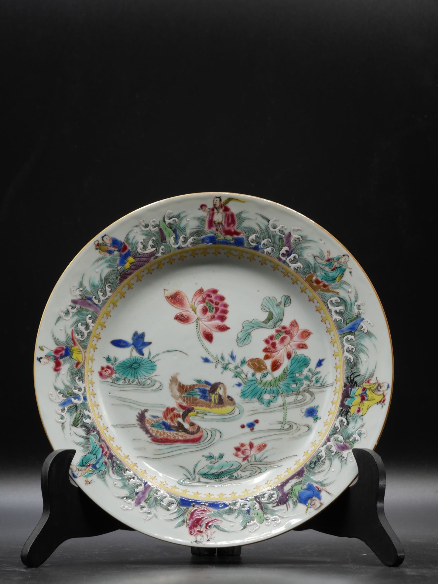 Null 
CHINA, 18. Jahrhundert
Suppenteller, dekoriert mit einem Entenpaar, das zw&hellip;