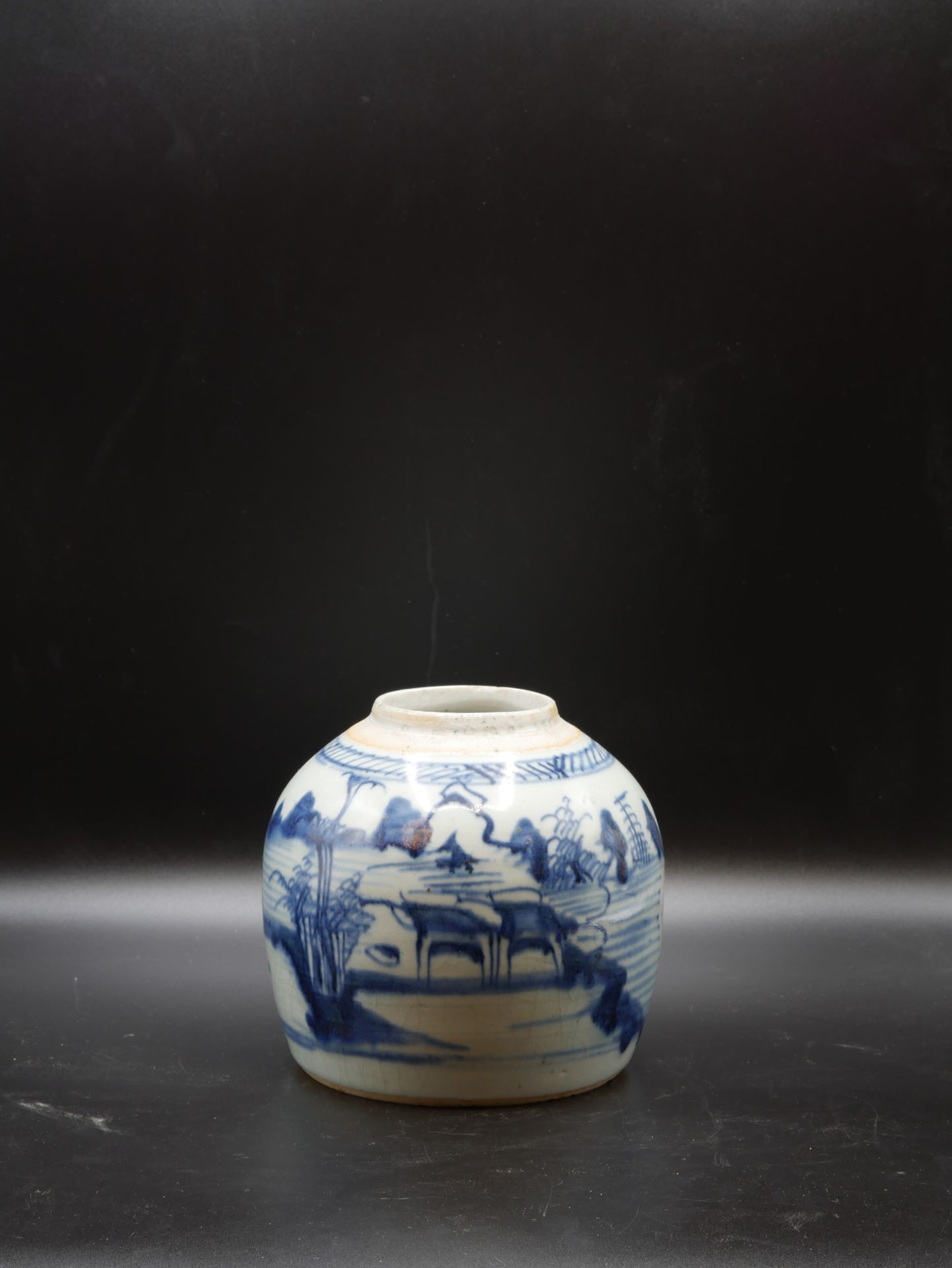 Null 
CHINA, 19. Jahrhundert.Jh.
Topf mit blauem Dekor von Figuren in einer Seel&hellip;