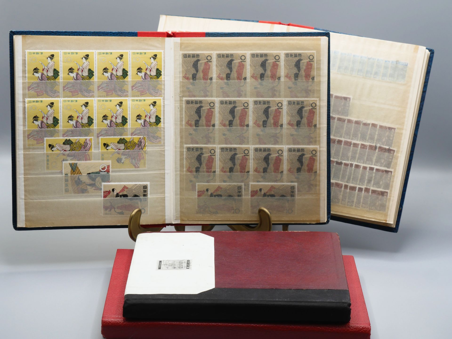 Null Lot de 4 albums de timbres: Macau, Hong Kong, 2 pièces Japon. Années 1950 /&hellip;