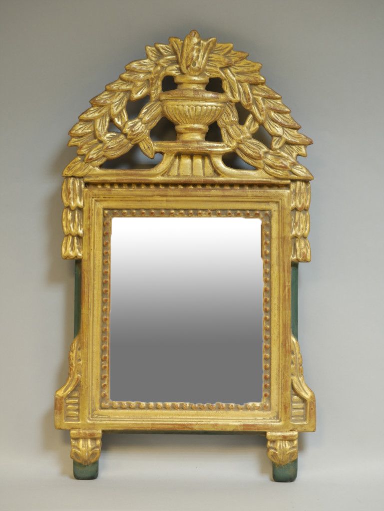 Null Miroir à fronton de style Louis XVI en bois sculpté et doré et laqué vert à&hellip;