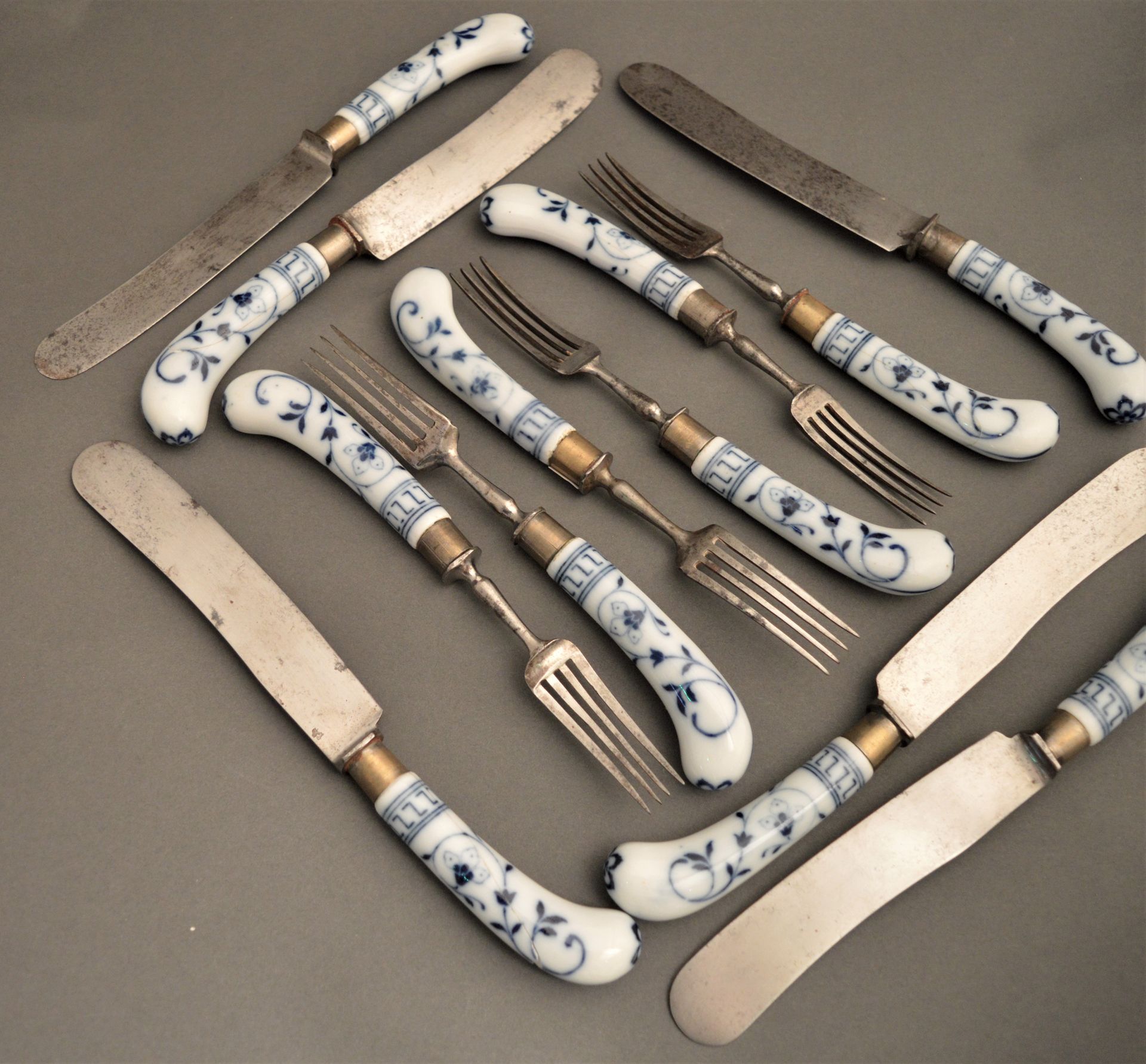 Null Ensemble de six fourchettes et couteaux en acier, manche en porcelaine à dé&hellip;