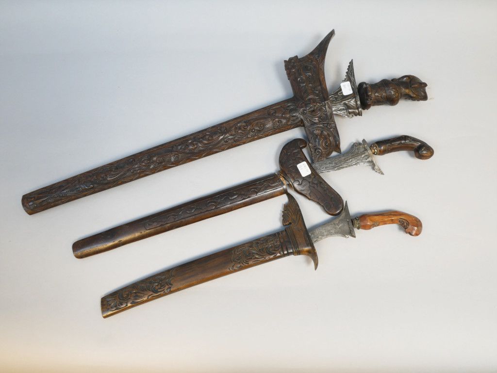 Null Ensemble de trois kriss malais.

Fourreaux et montures en bois, lames « fla&hellip;