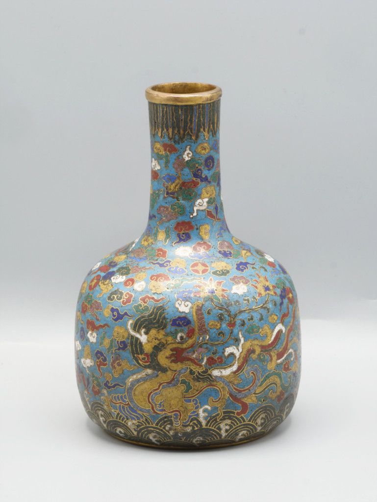Null Chine fin Xxe siècle. Vase et émaux cloisonnés à décor de dragon sur un fon&hellip;