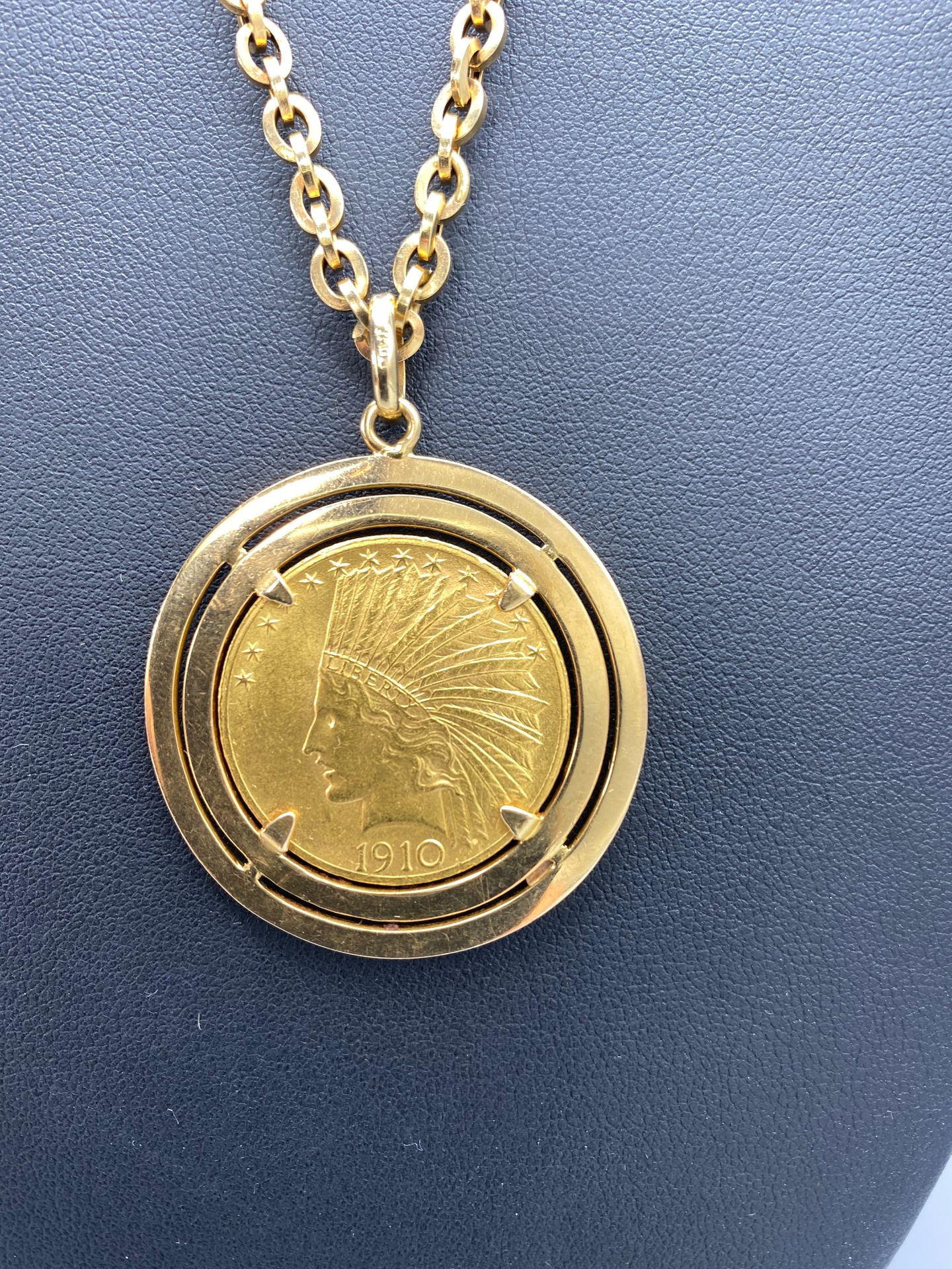 Null 
10 $ liberty 1910, pièce en or montée en pendentif avec une chaine en or j&hellip;
