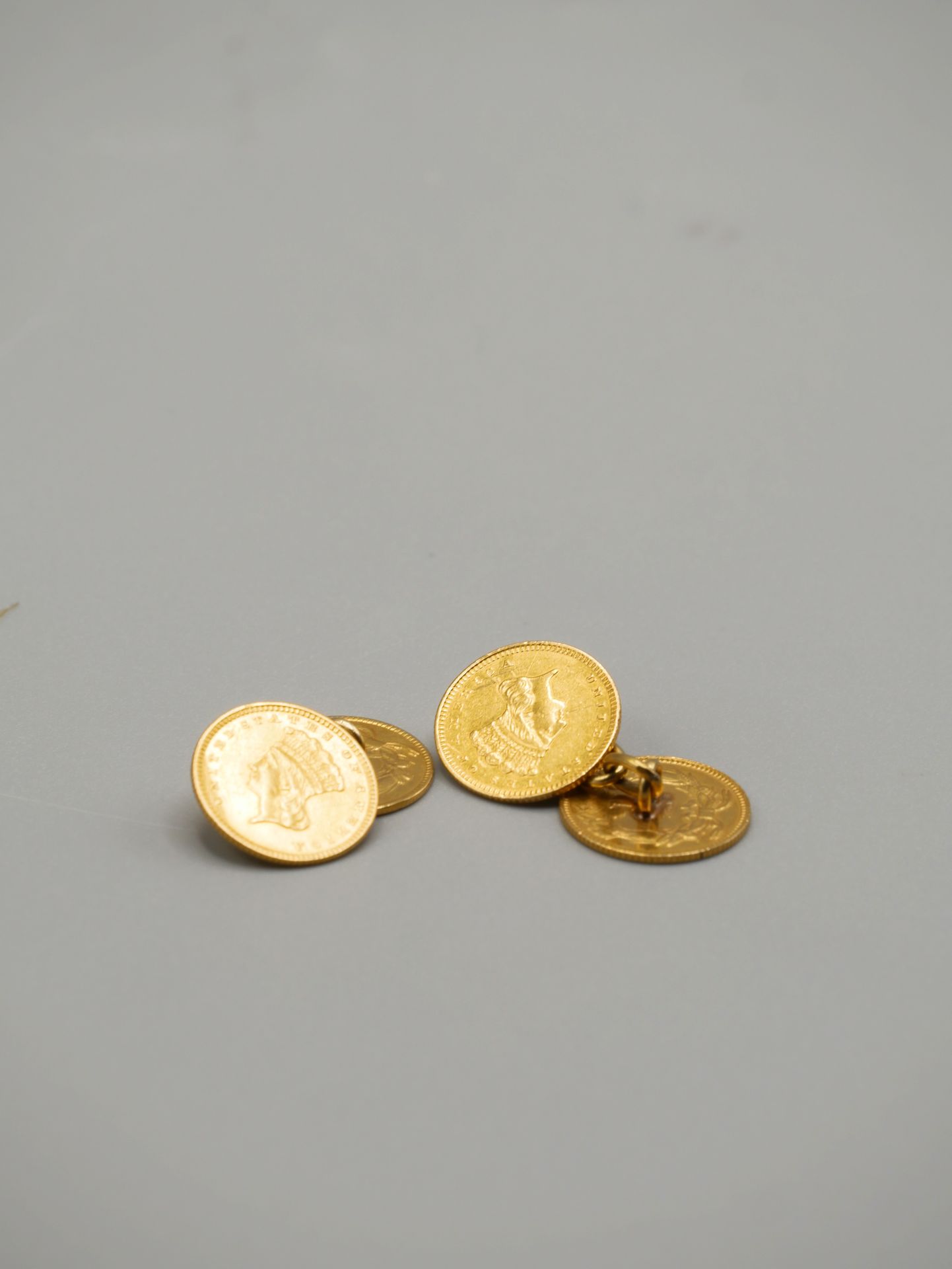 Null Paire de boutons de manchettes en or jaune à décor de pièces dollars « Libe&hellip;