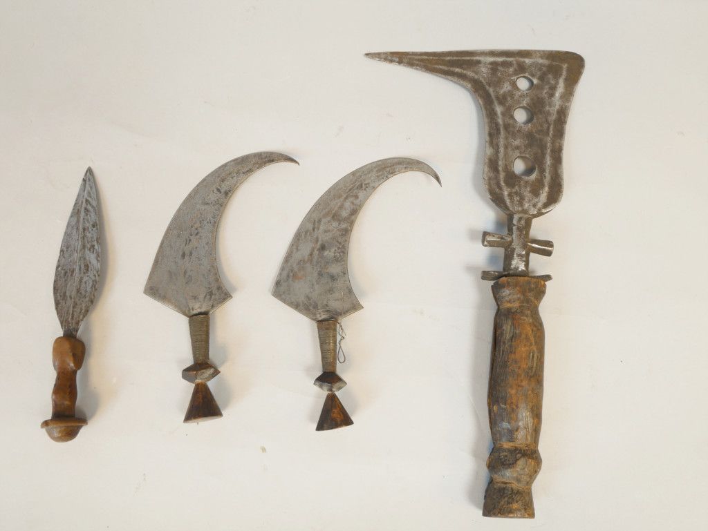 Null Ensemble de trois couteaux type faucilles montées sur bois 39, 22 et 22 cm.&hellip;