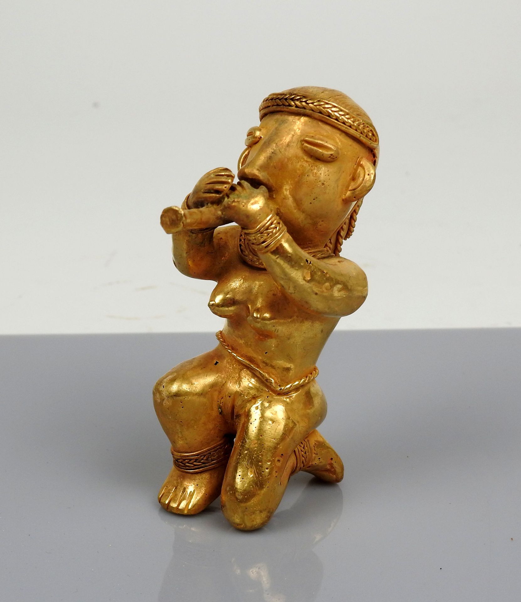 Null Statuette représentant une joueuse de flûte nue, une petite cordelette à la&hellip;