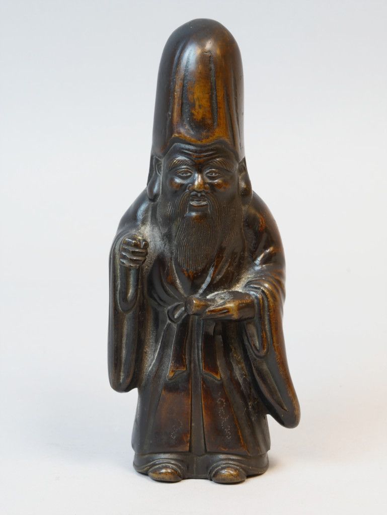 Null CHINE, XVIIème siècle. Statuette figurant Shoulao debout, tenant un

roulea&hellip;