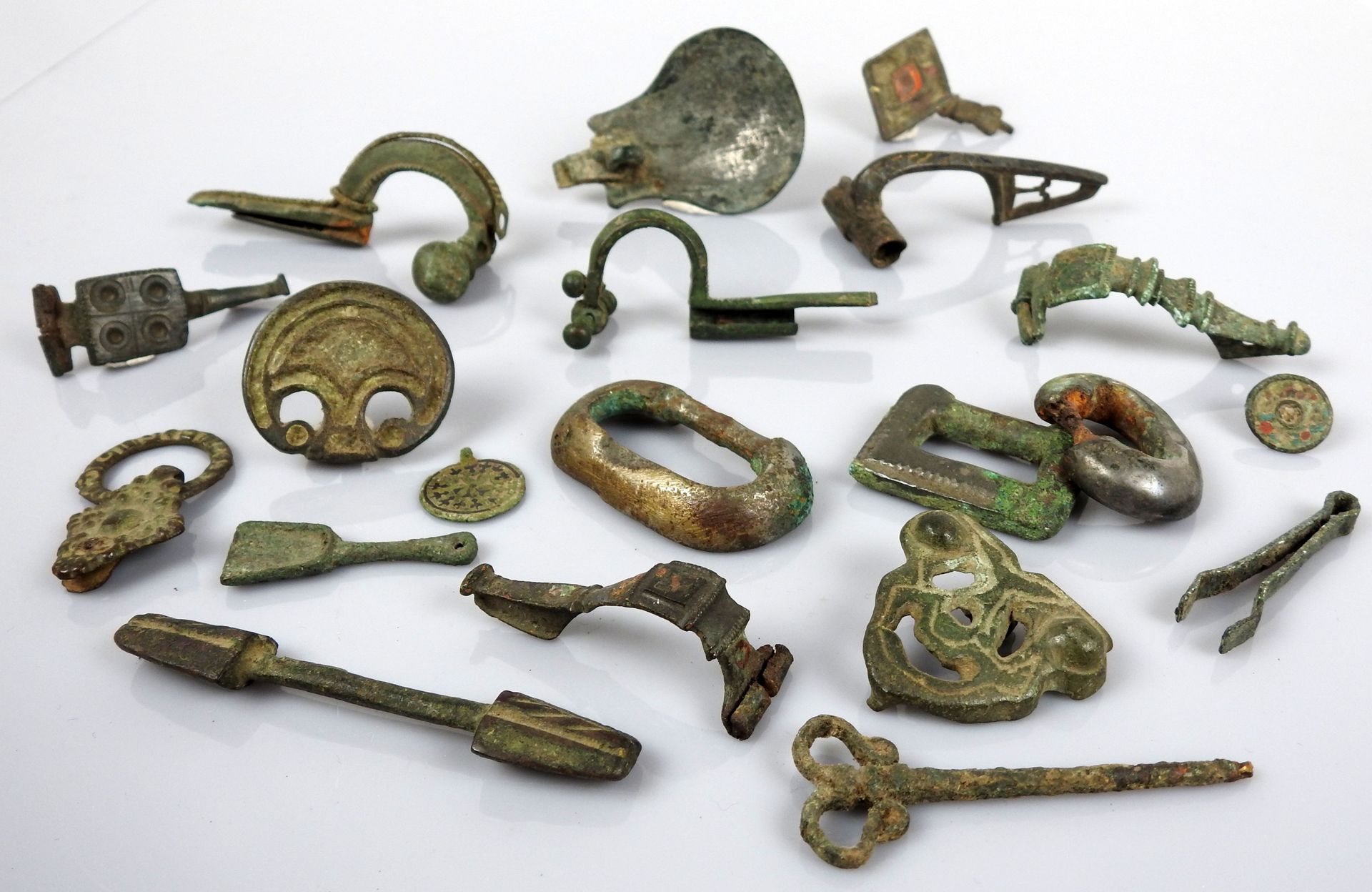 Null Important lot d’objets archéologiques en bronze comprenant une cuillère, de&hellip;