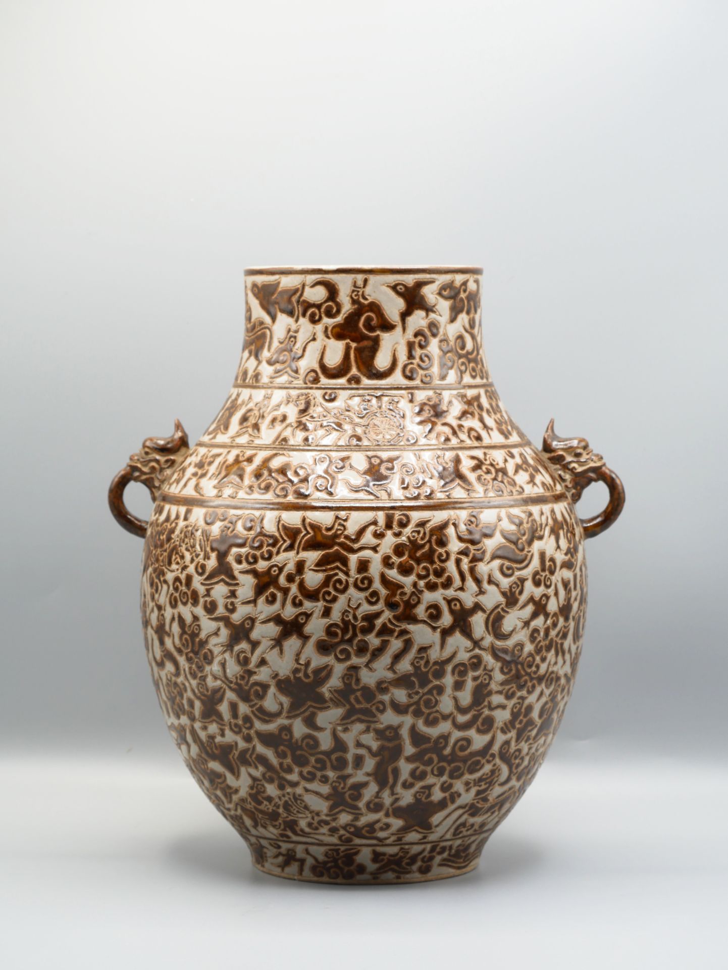 Null VIETNAM, 1950, Bien Hoa. Vase en grés émaillé gris et brun décoré de frises&hellip;