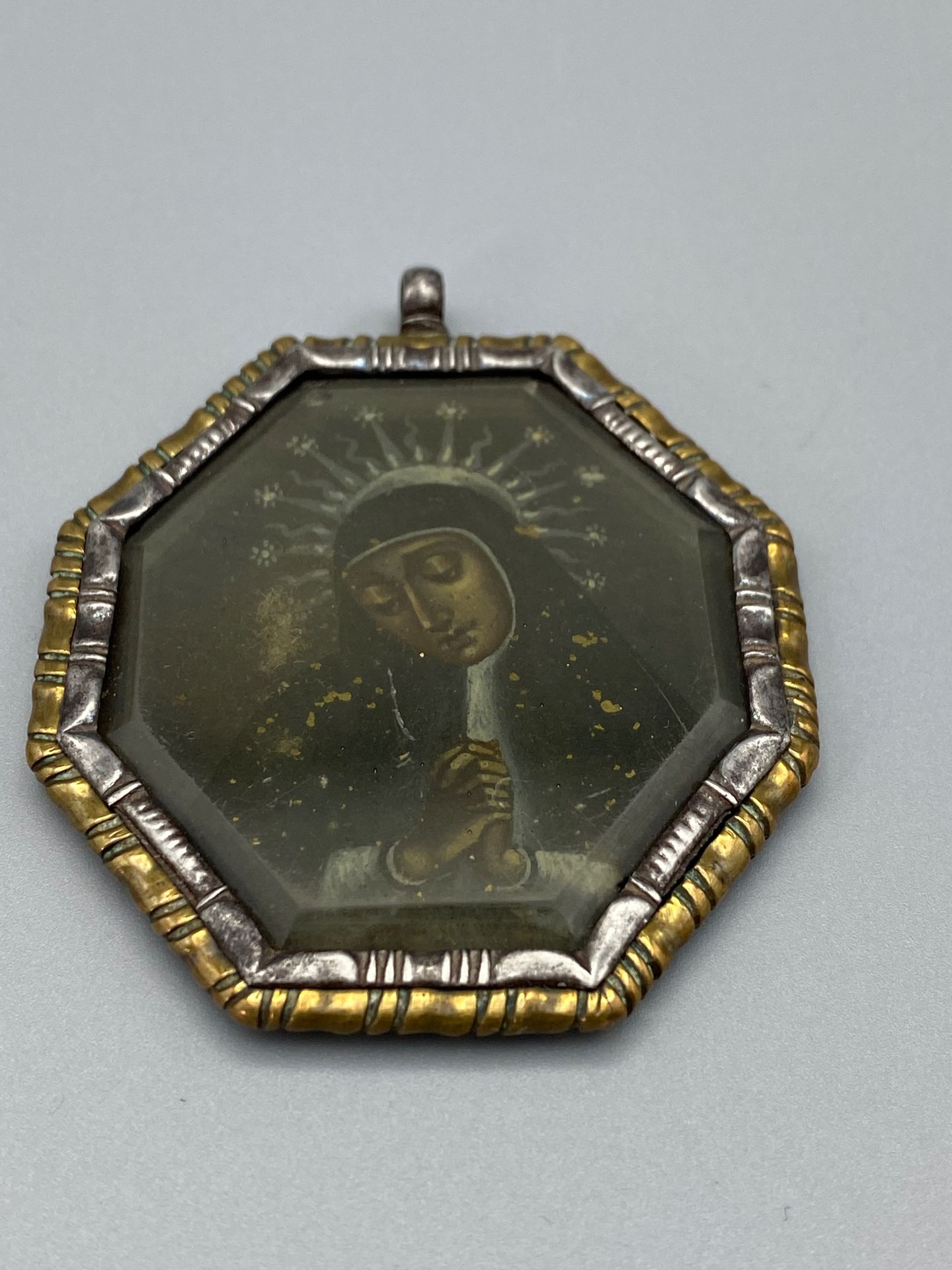 Null Médaillon octogonal représentant la Vierge en prière, peinture sur cuivre, &hellip;