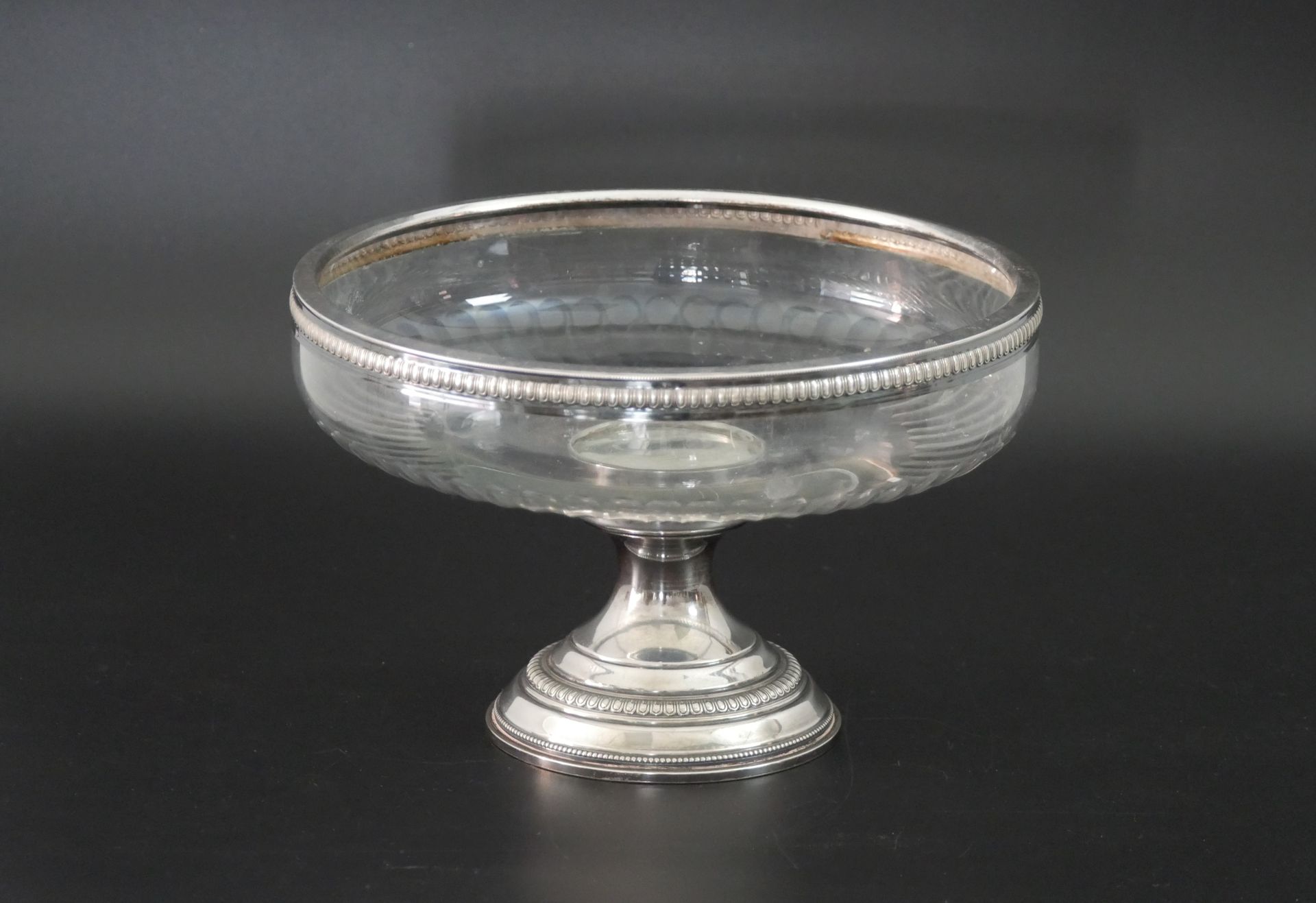 Null 一个银碗放在银边玻璃基座上，底面装饰有椭圆形和珍珠的浮雕。15 x 23厘米。 银的重量：160克