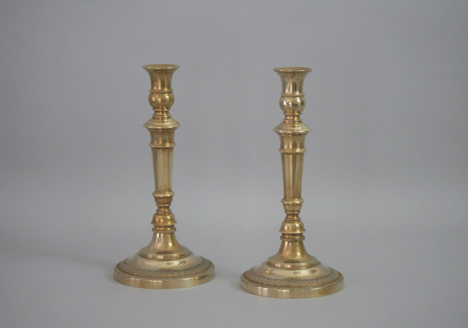 Null Ein Paar Fackeln aus vergoldeter Bronze mit feinem Godronendekor und Fleure&hellip;