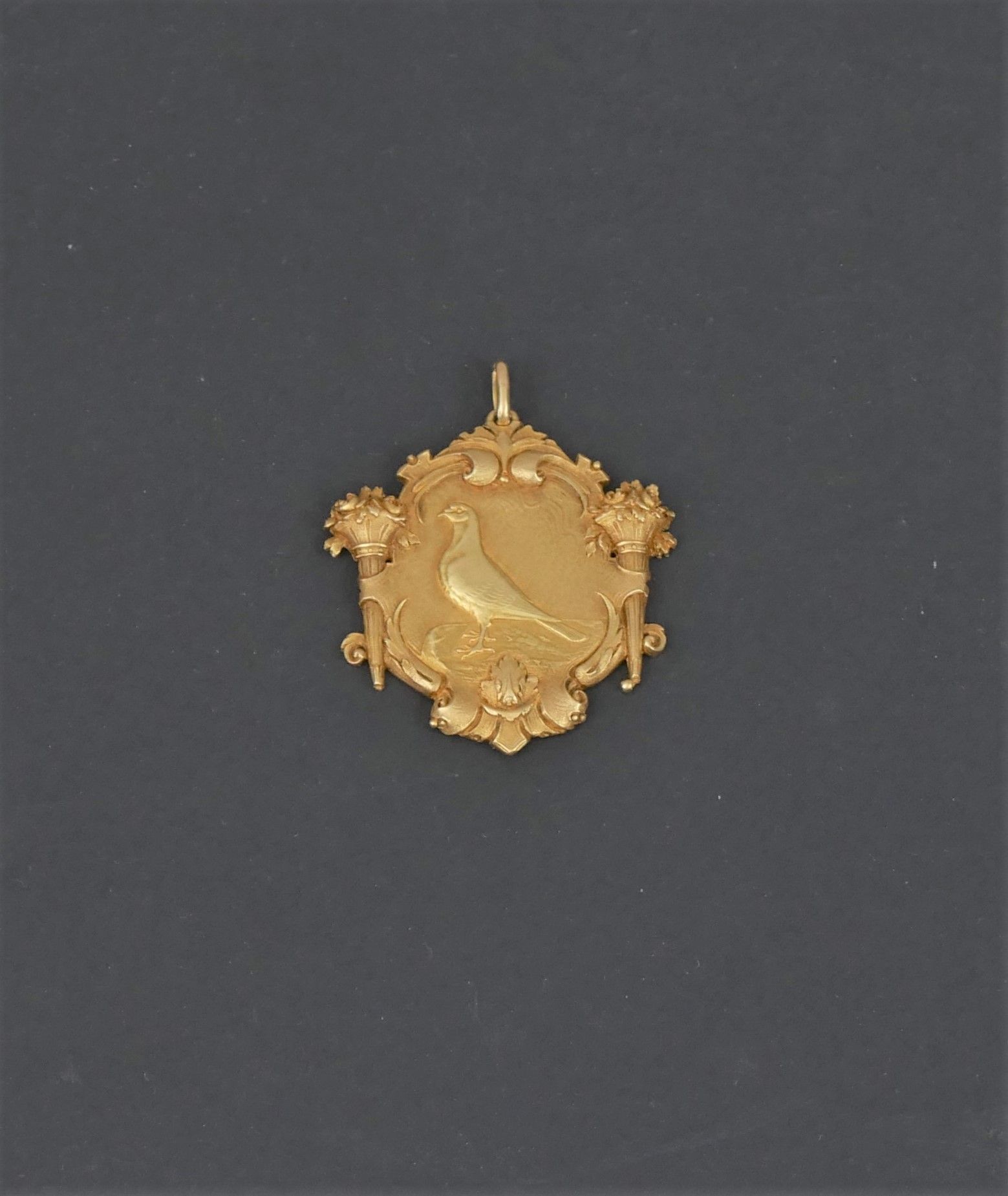 Null 1921年信鸽协会联盟的金质奖章，给了兰德斯先生，代表一只鸽子，两边是9K金的丰饶角。重量：23克。