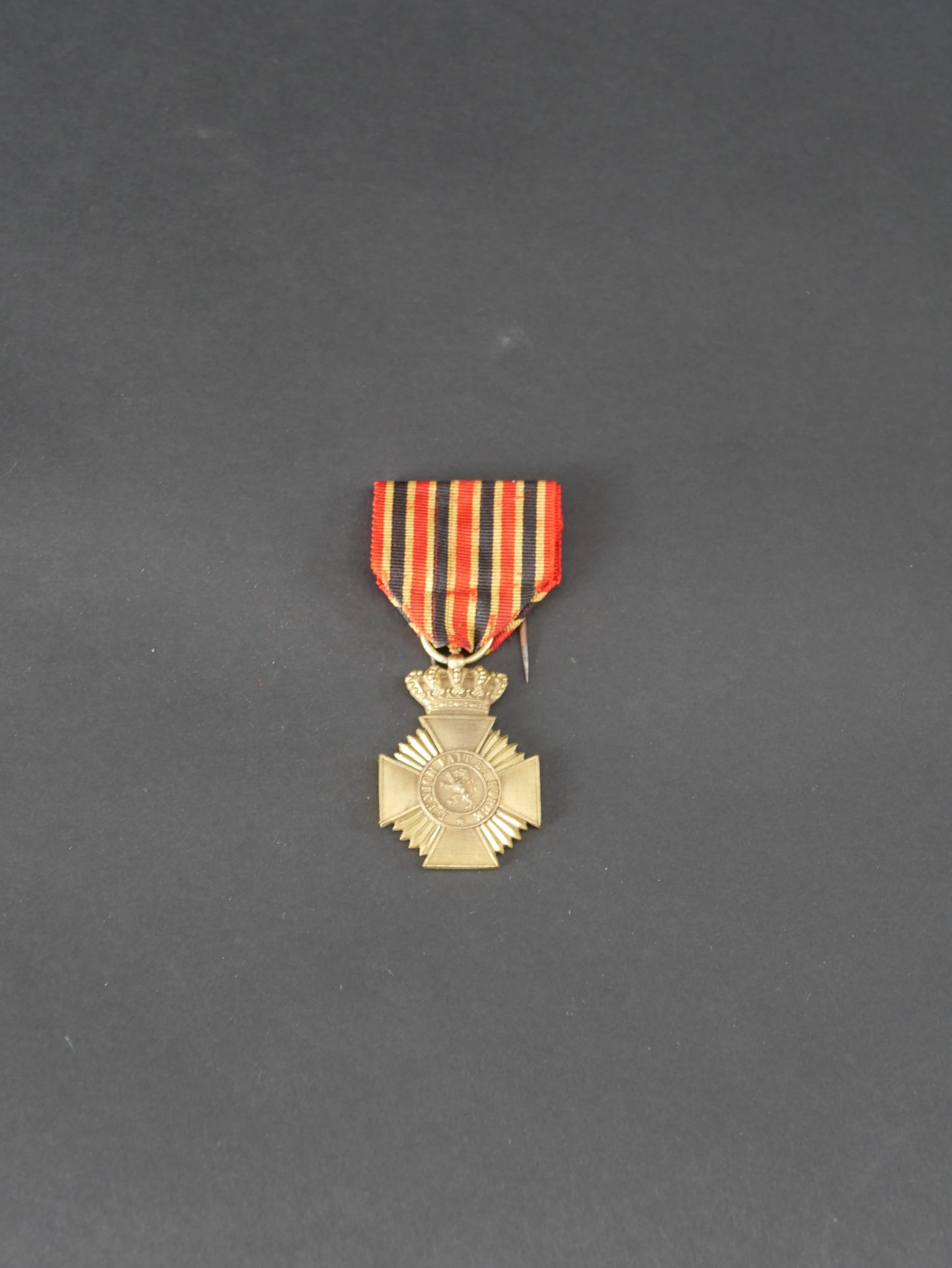 Belgique. Croix de guerre en bronze avec 3 palmes sur ruban. On y joint une méda&hellip;