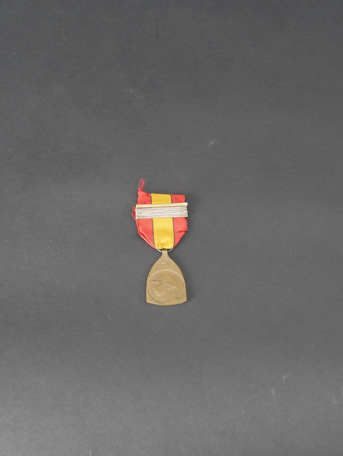 Belgique. Lot de 3 médailles dont la médaille de Feu, la Médaille Commémorative &hellip;