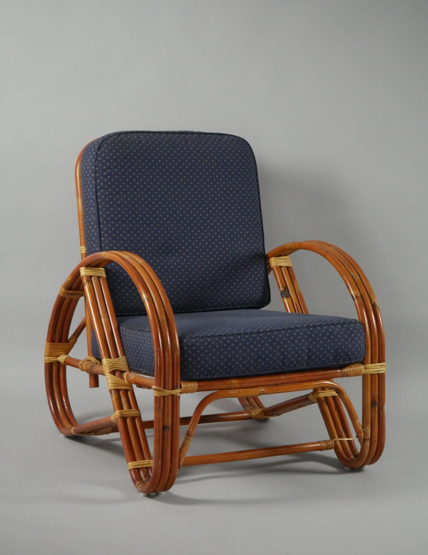 Null Sessel aus Rattan mit gebogenen Beinen. 81 x 66 x 81 cm