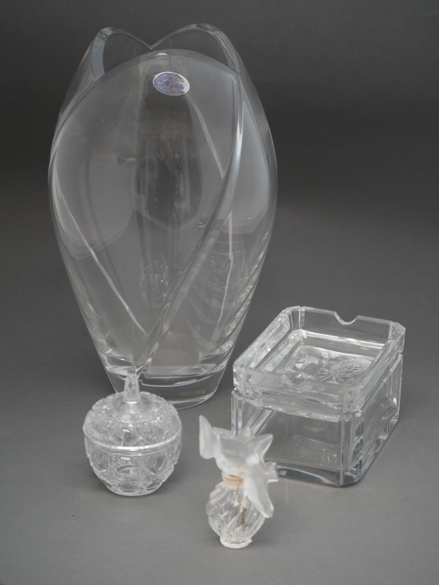 LOT en verre comprenant un petit drageoir, un vase bulbe, une boite à cigarette &hellip;