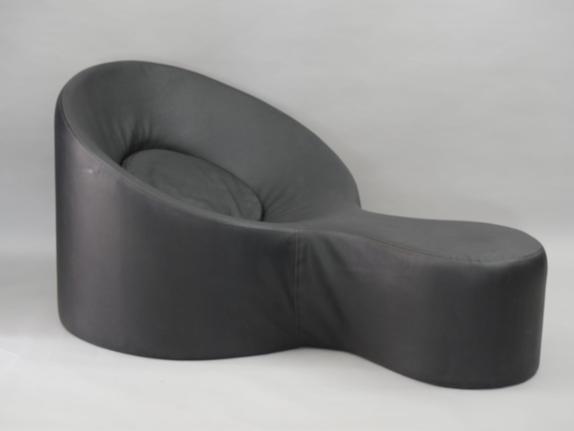Null Jerszy SEYMOUR（20世纪）。Fåtölj Playstation, 2000.乙烯基和聚氨酯泡沫的扶手椅。70 x 150 x 92厘米&hellip;