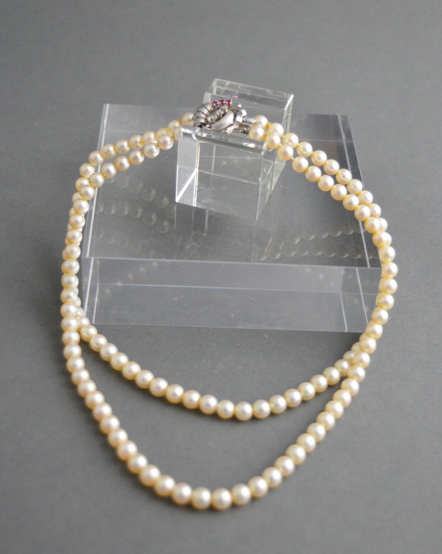 K. MIKIMOTO. Collier de deux rangs de perles de cultures en choker, composé d’un&hellip;
