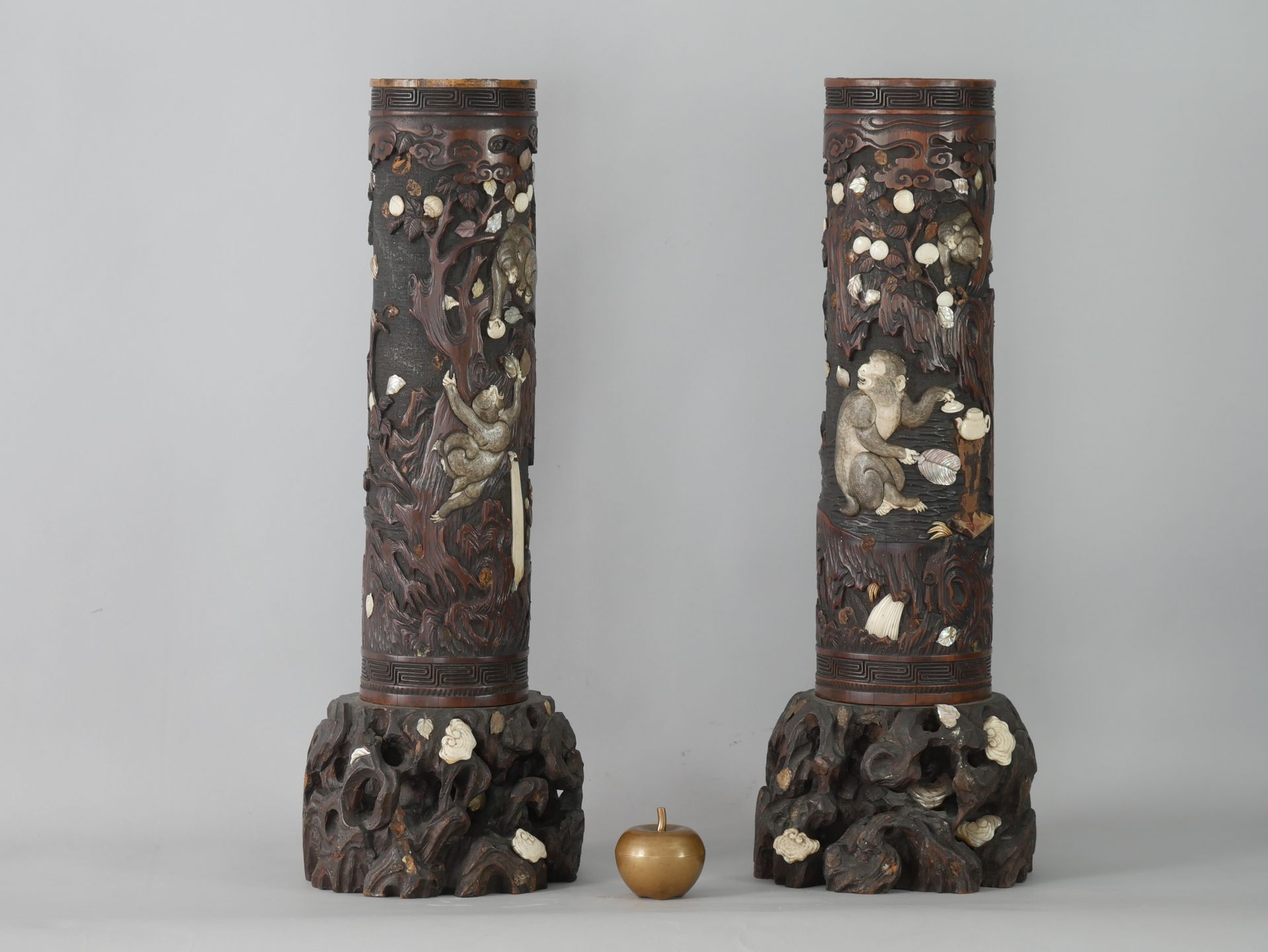 Null JAPAN, Meiji period (1868-1912). Pair of vases decorated with monkeys in a &hellip;