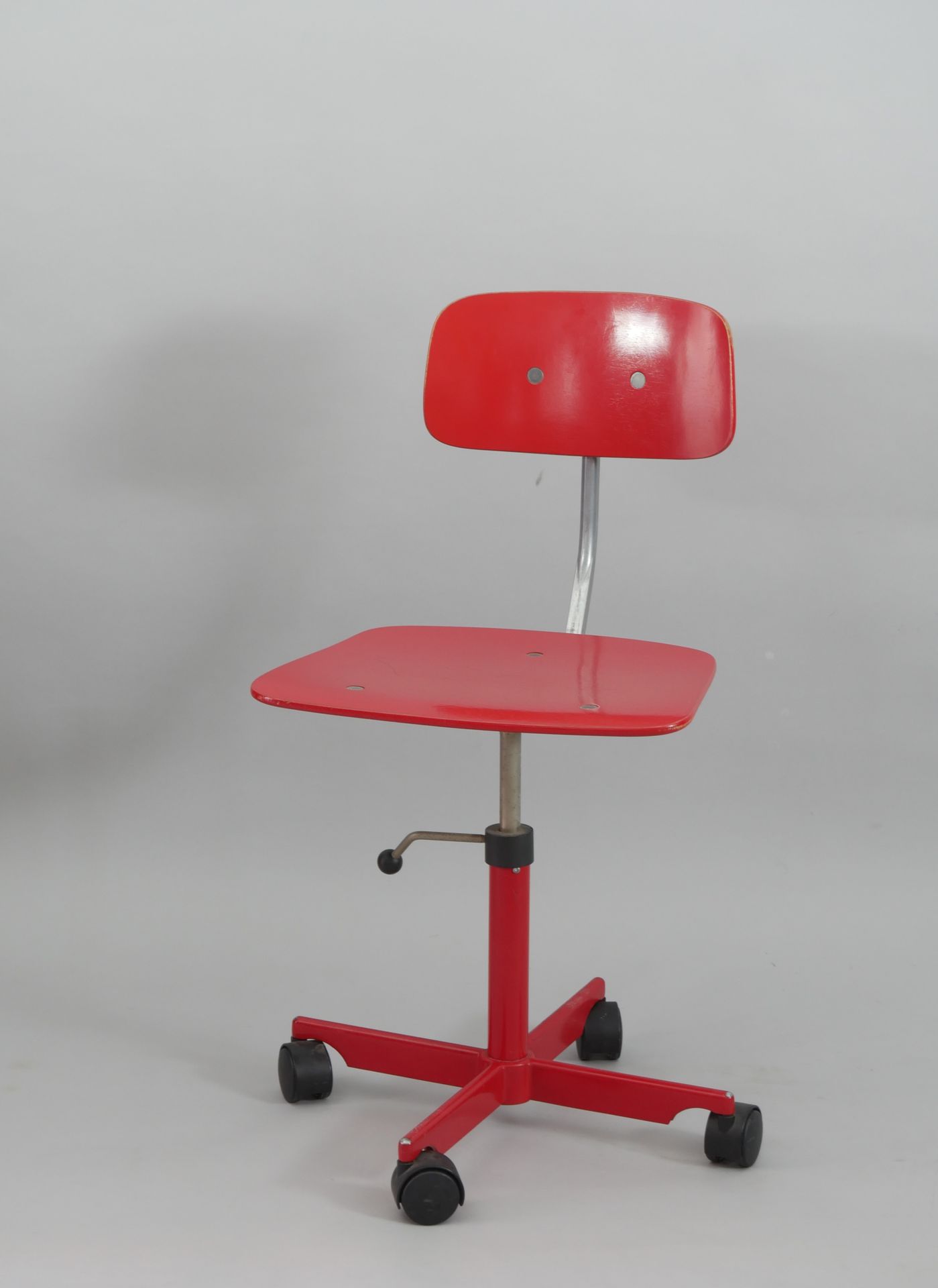 Null Jorgen Rasmusen代表KEVI。办公椅，脚下刻有标记。丹麦70年代的作品，是设计师最早设计的模型之一。高74.5厘米（有使用痕迹）