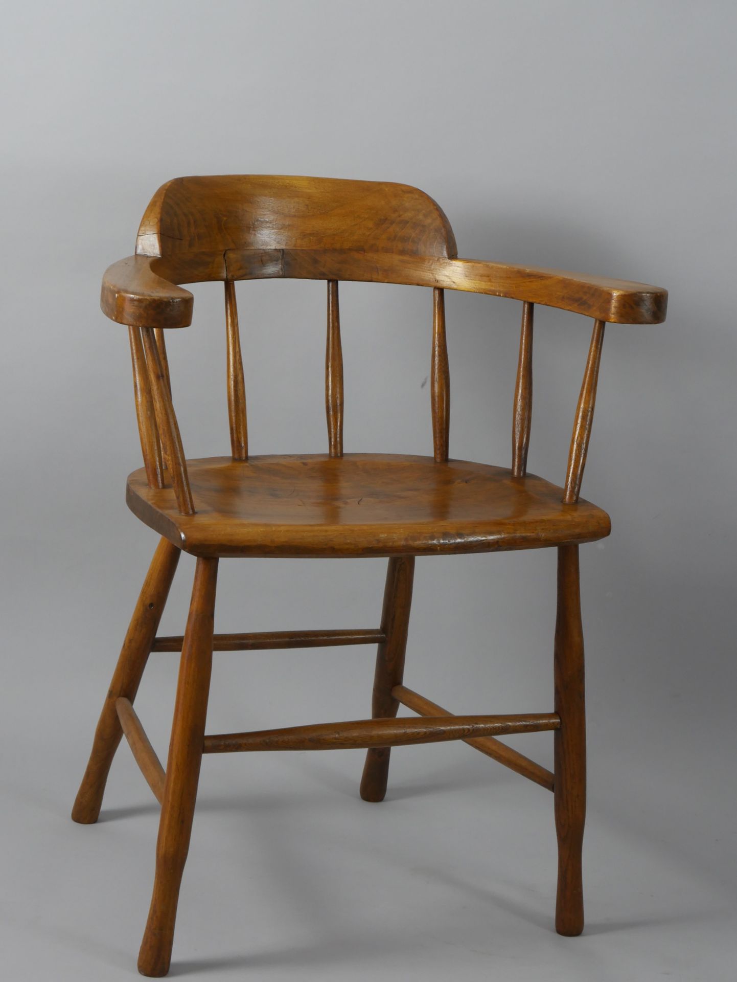 Null Brutalist风格的天然木椅，有一个贡多拉形的靠背和由两层栏杆连接的腿，78.5 x 64 x 49.5厘米